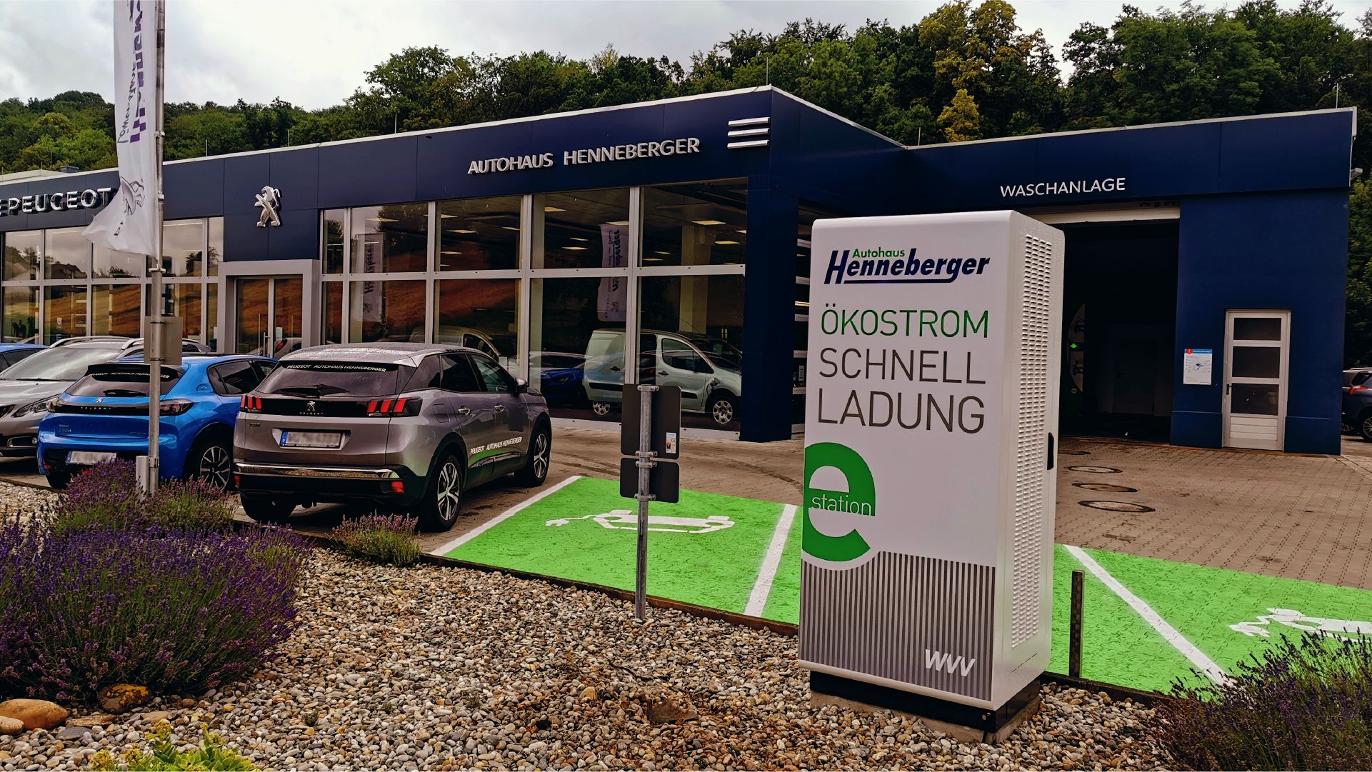 Schnellladestation vor einem Autohaus