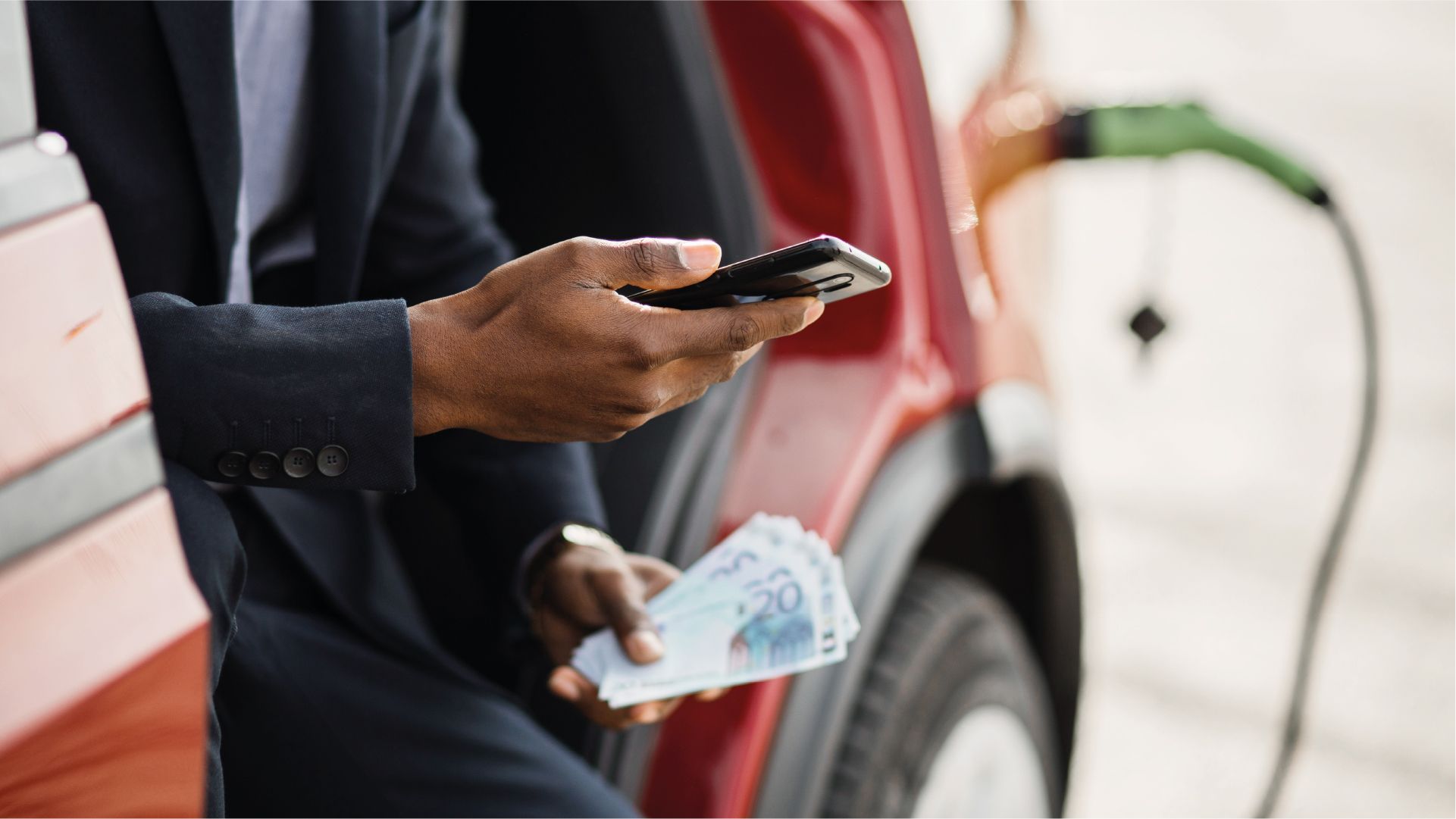 Mann mit Handy und Bargeld in den Händen