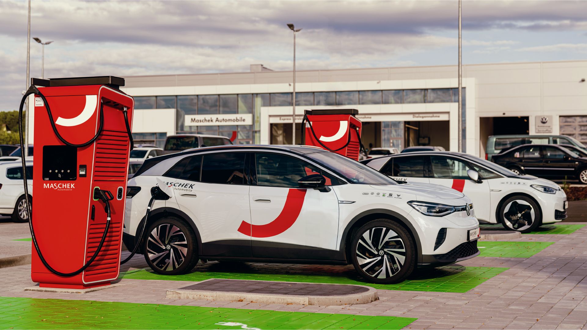 Mehrere Schnelladestationen auf dem Parkplatz eines Autohauses