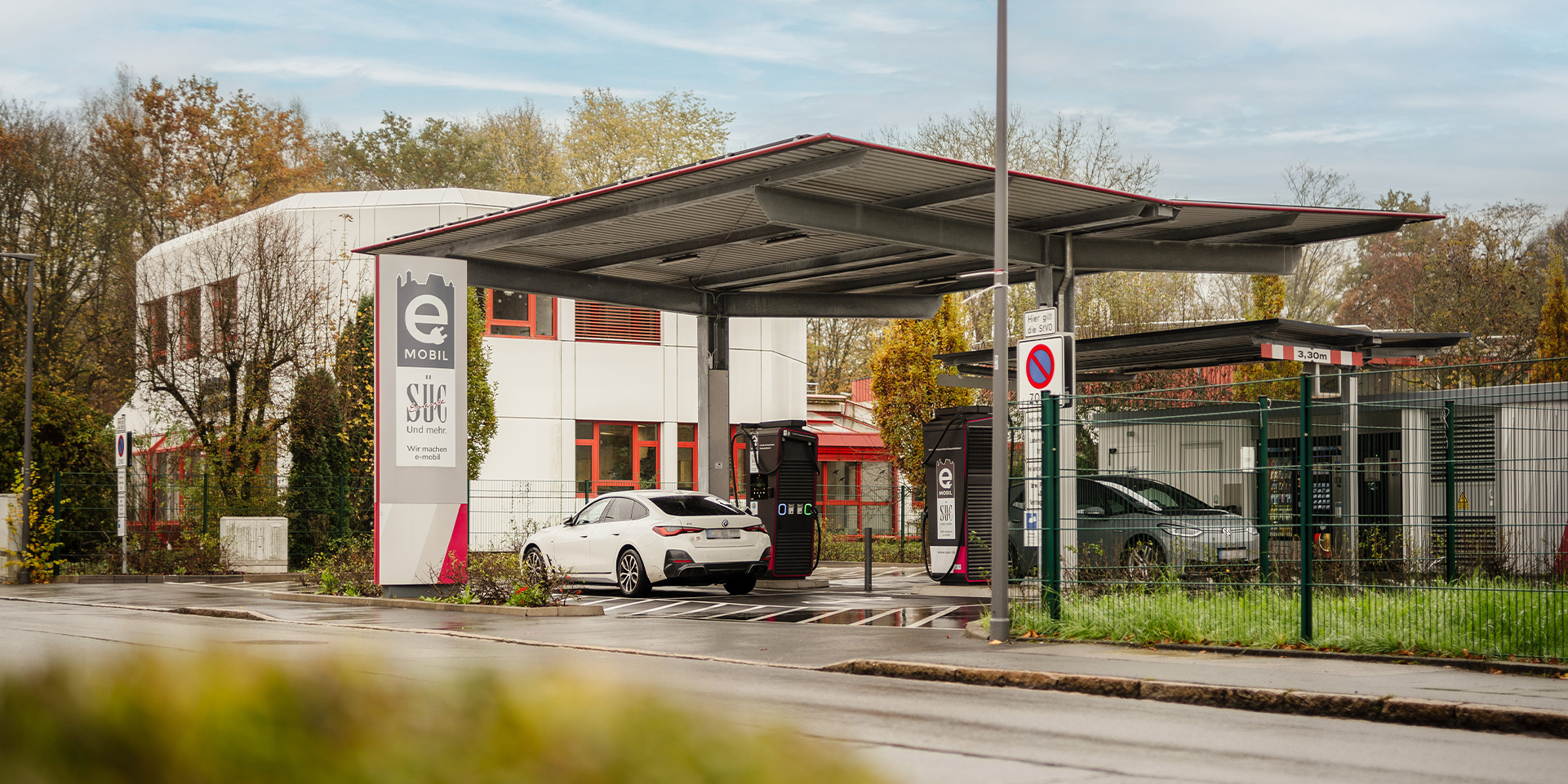 Auto steht an Ladestelle