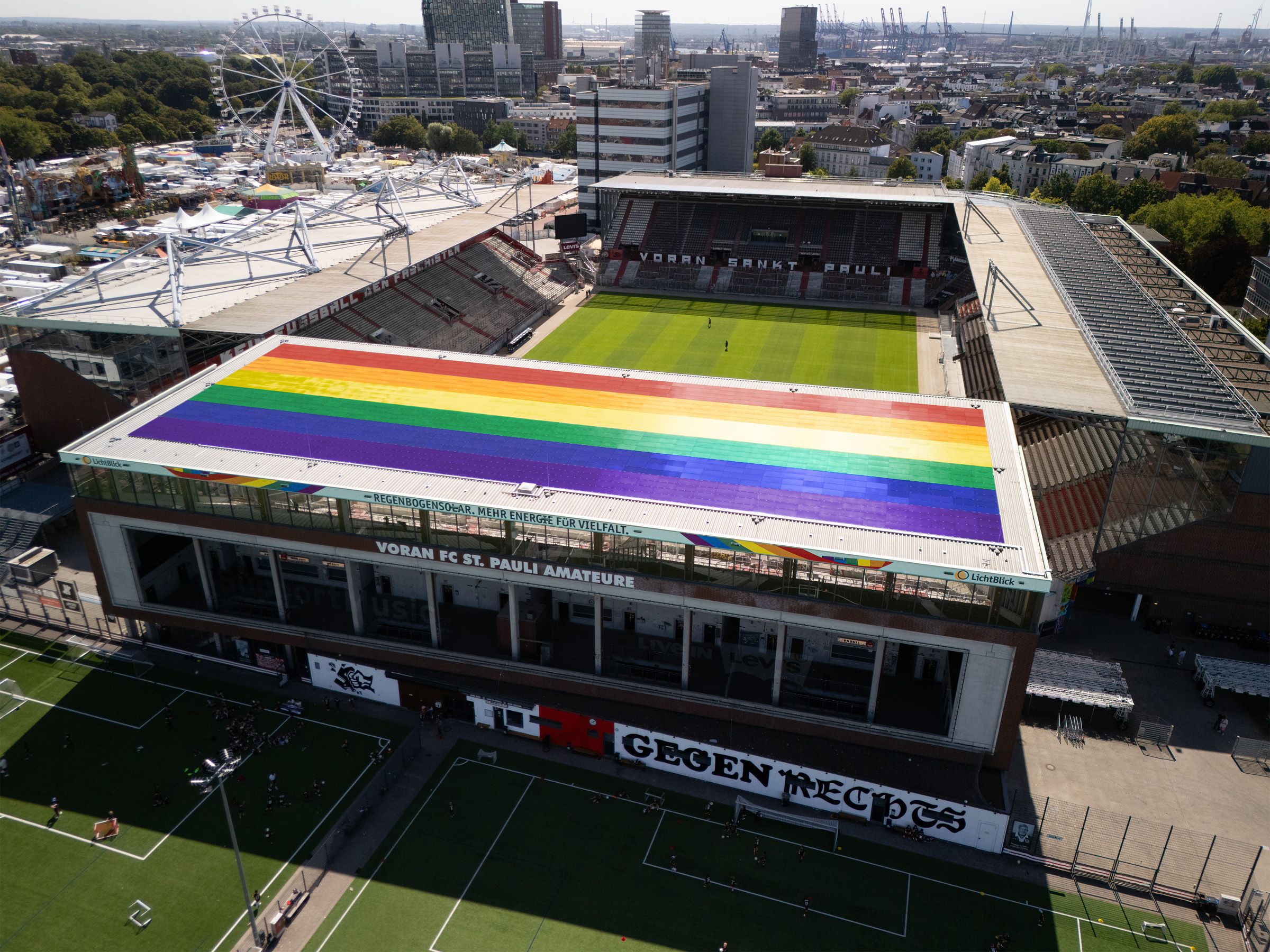 Die neu eröffnete Regenbogen-Solaranlage auf dem Millerntor-Stadion.