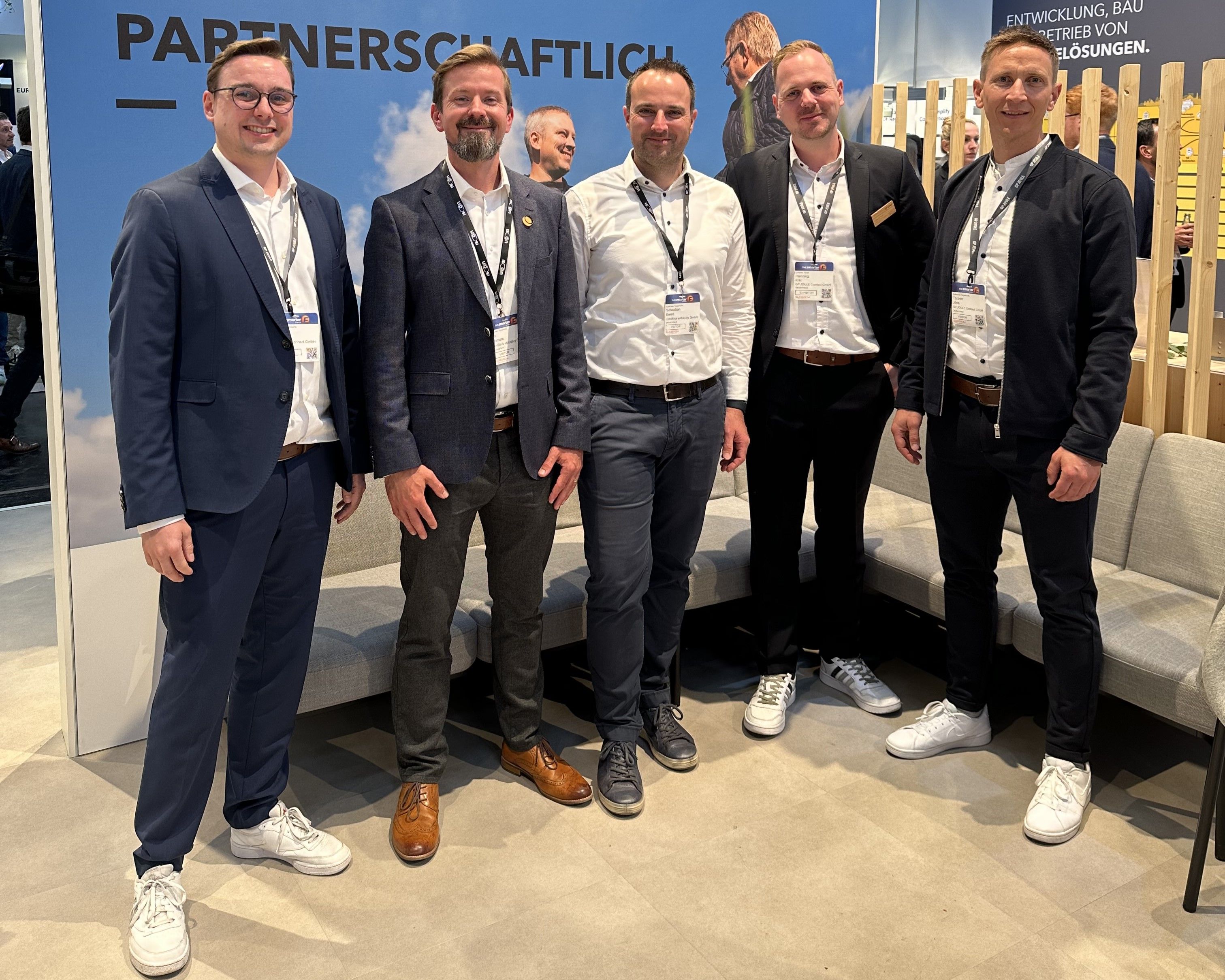BU: Es freuen sich auf die Zusammenarbeit (v.l.) Nils Krüger (GP JOULE CONNECT), Nils Reimers (LichtBlick SE), Sebastian Ewert (Geschäftsführer der LichtBlick eMobility GmbH), Henning Krix und Torben Jöns (beide GP JOULE CONNECT).