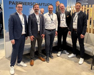 BU: Es freuen sich auf die Zusammenarbeit (v.l.) Nils Krüger (GP JOULE CONNECT), Nils Reimers (LichtBlick SE), Sebastian Ewert (Geschäftsführer der LichtBlick eMobility GmbH), Henning Krix und Torben Jöns (beide GP JOULE CONNECT).