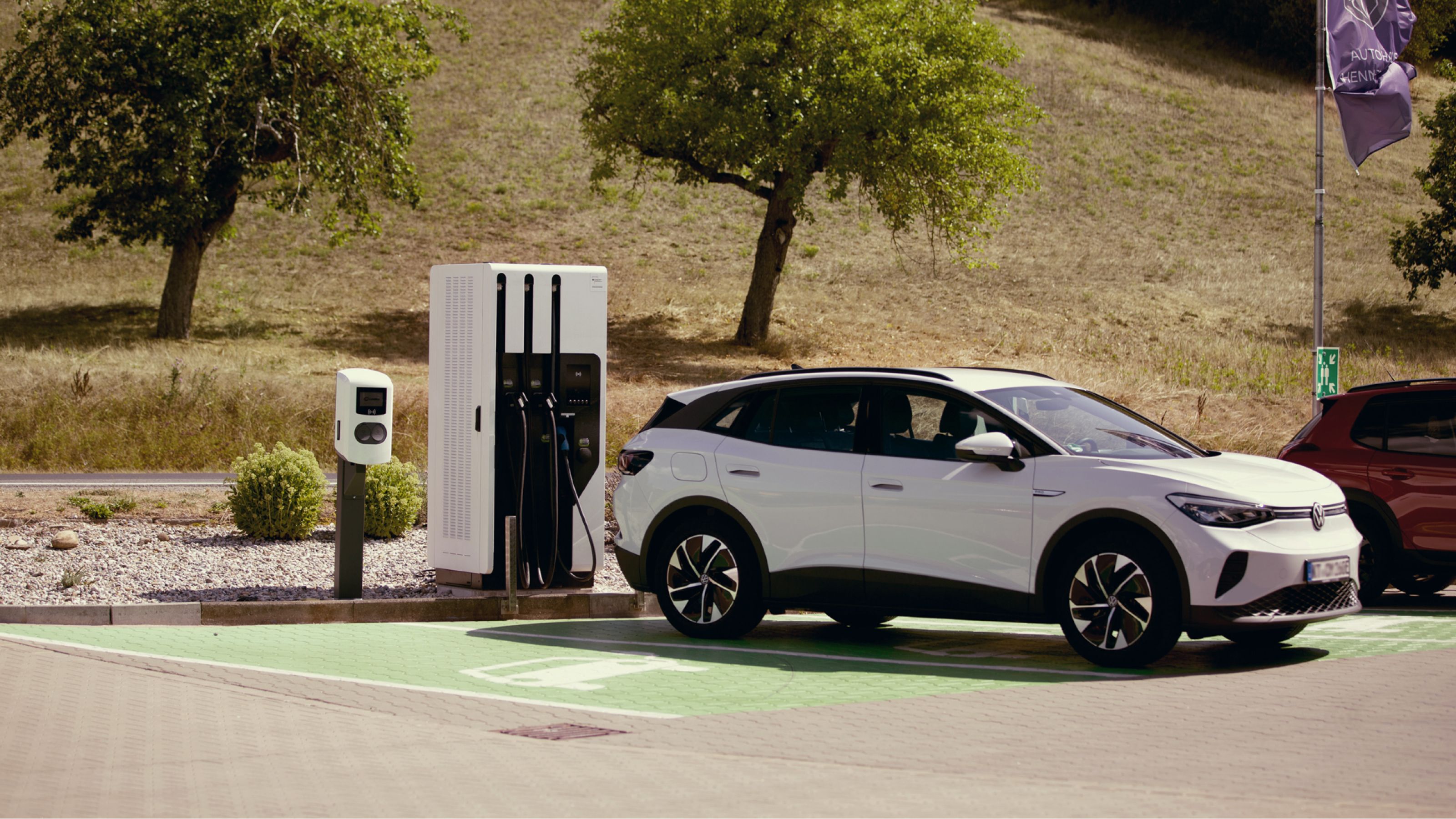 Parkplatz mit Ladestationen und E-Autos