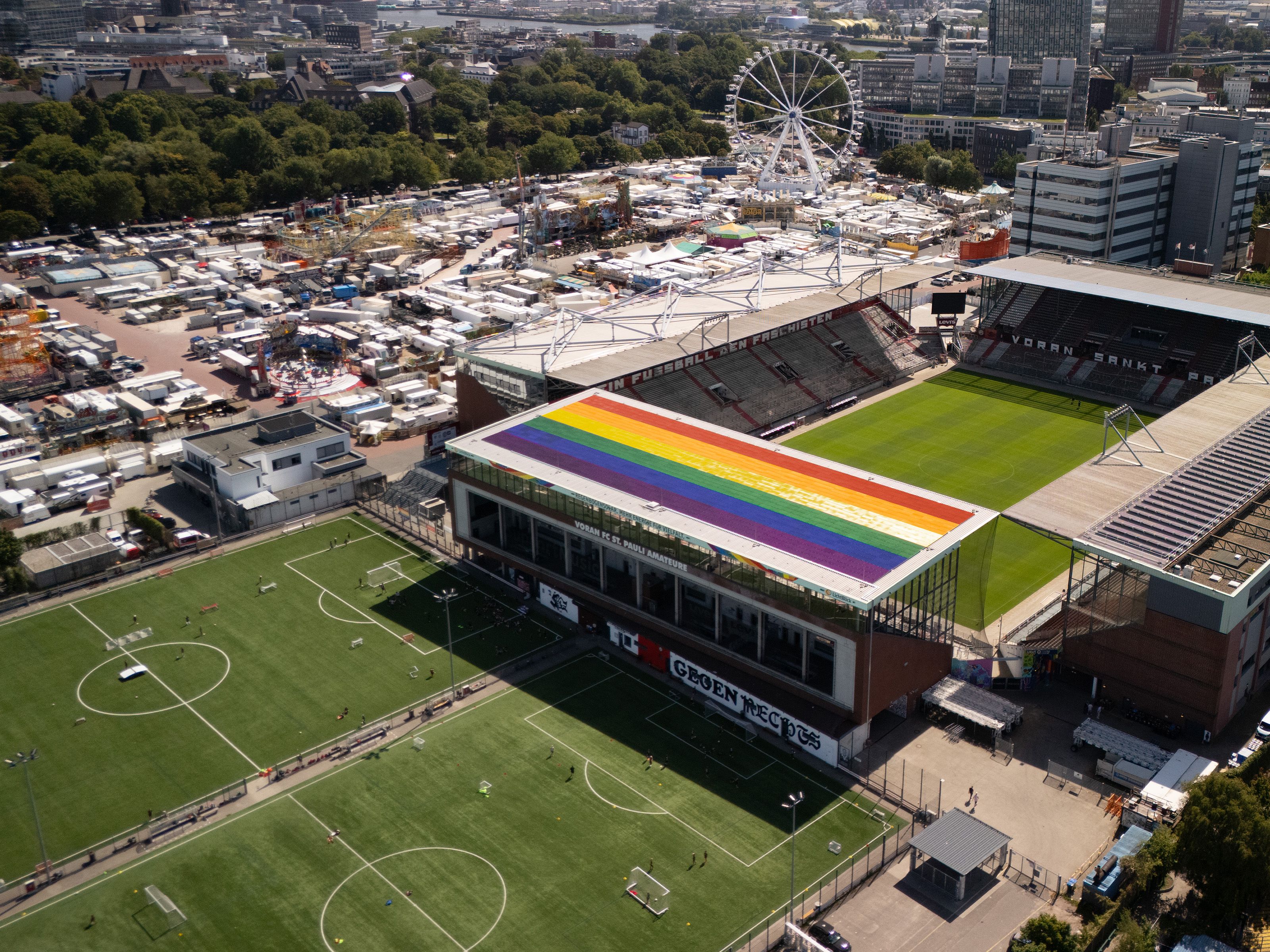 Regenbogen Solaranlage auf einem Stadiondach
