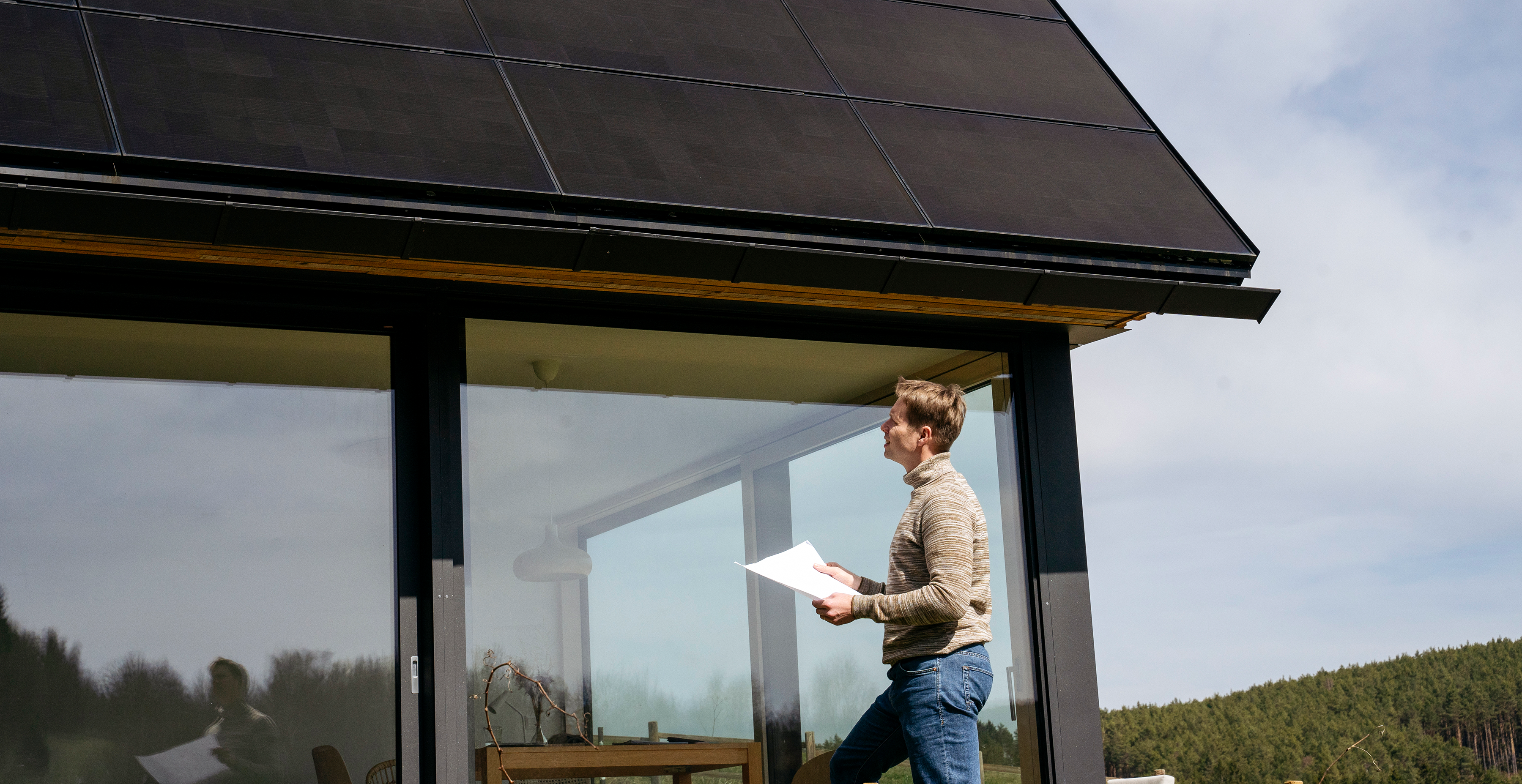 Mann schaut Solaranlage an