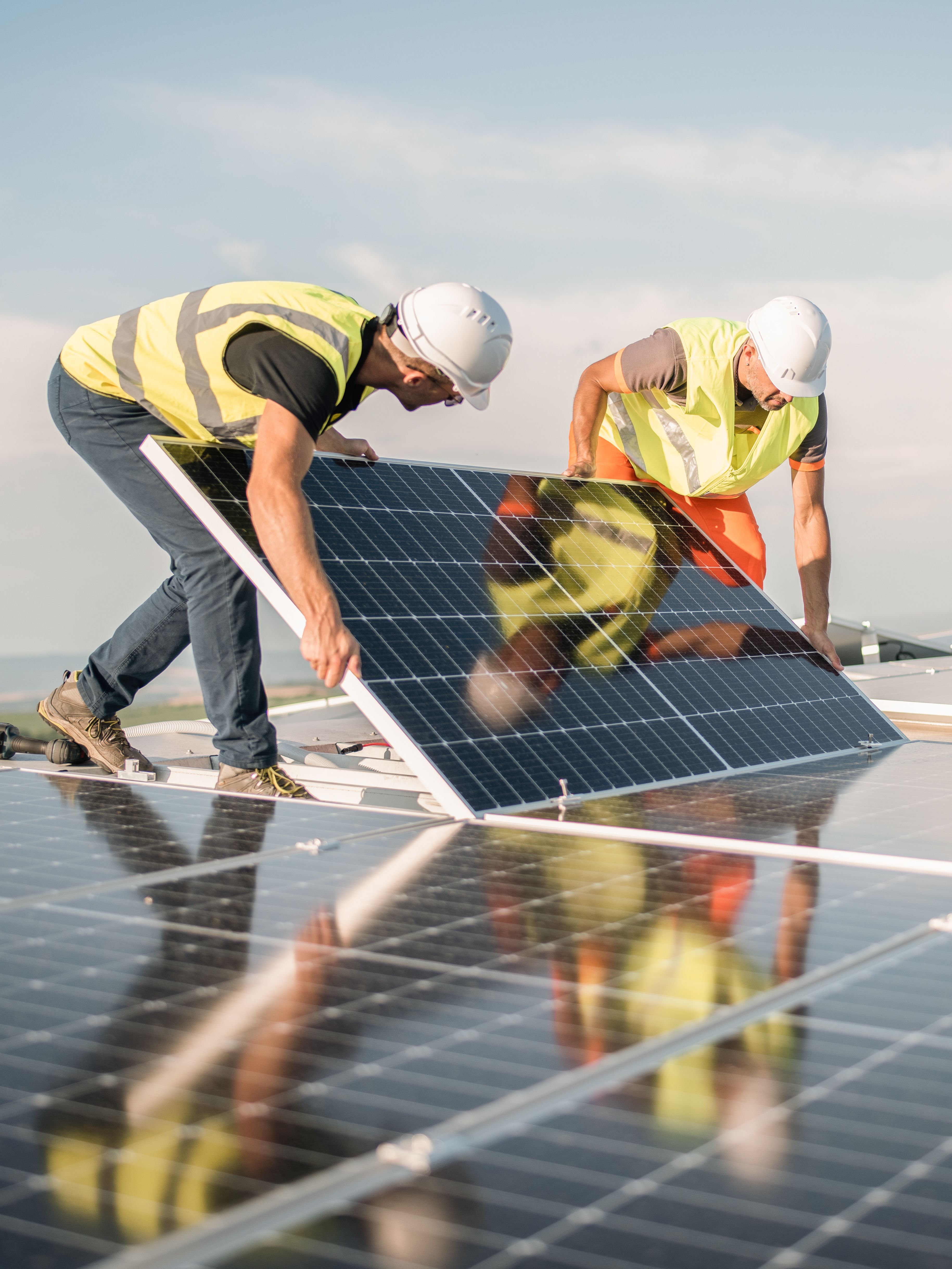 Bauarbeiter installieren Solaranlage