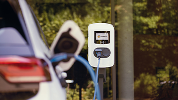 Auto laedt an Ladestation