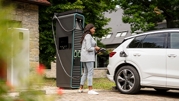 Frau laedt E-Auto an Hypercharger