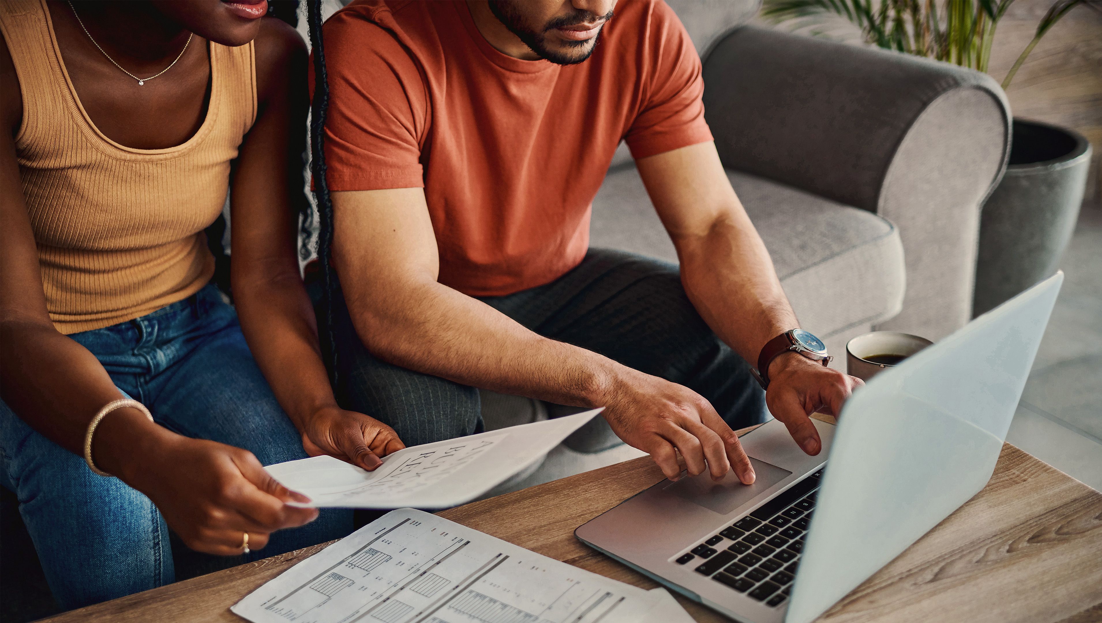 Ein Paar am Laptop kümmert sich um die Haushaltsfinanzen