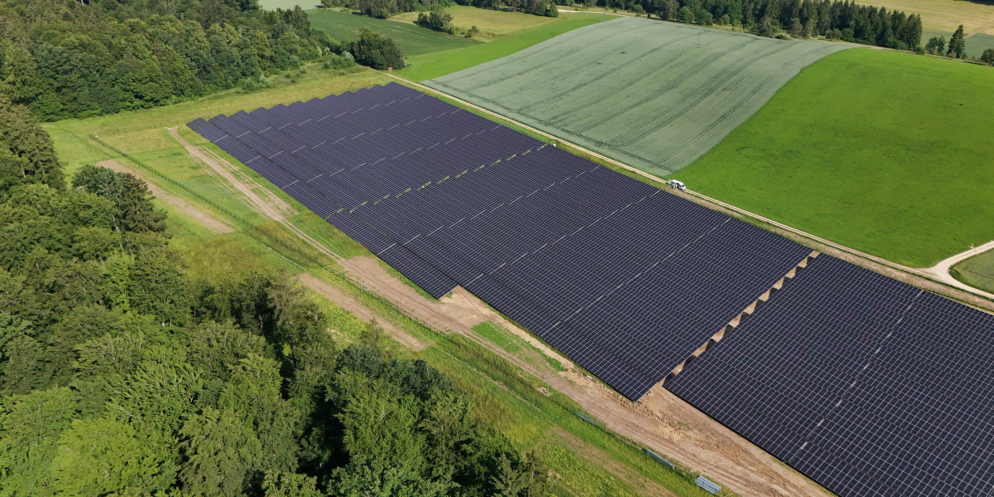 Solarpark Euskirchen von oben mit Baeumen im Hintergrund
