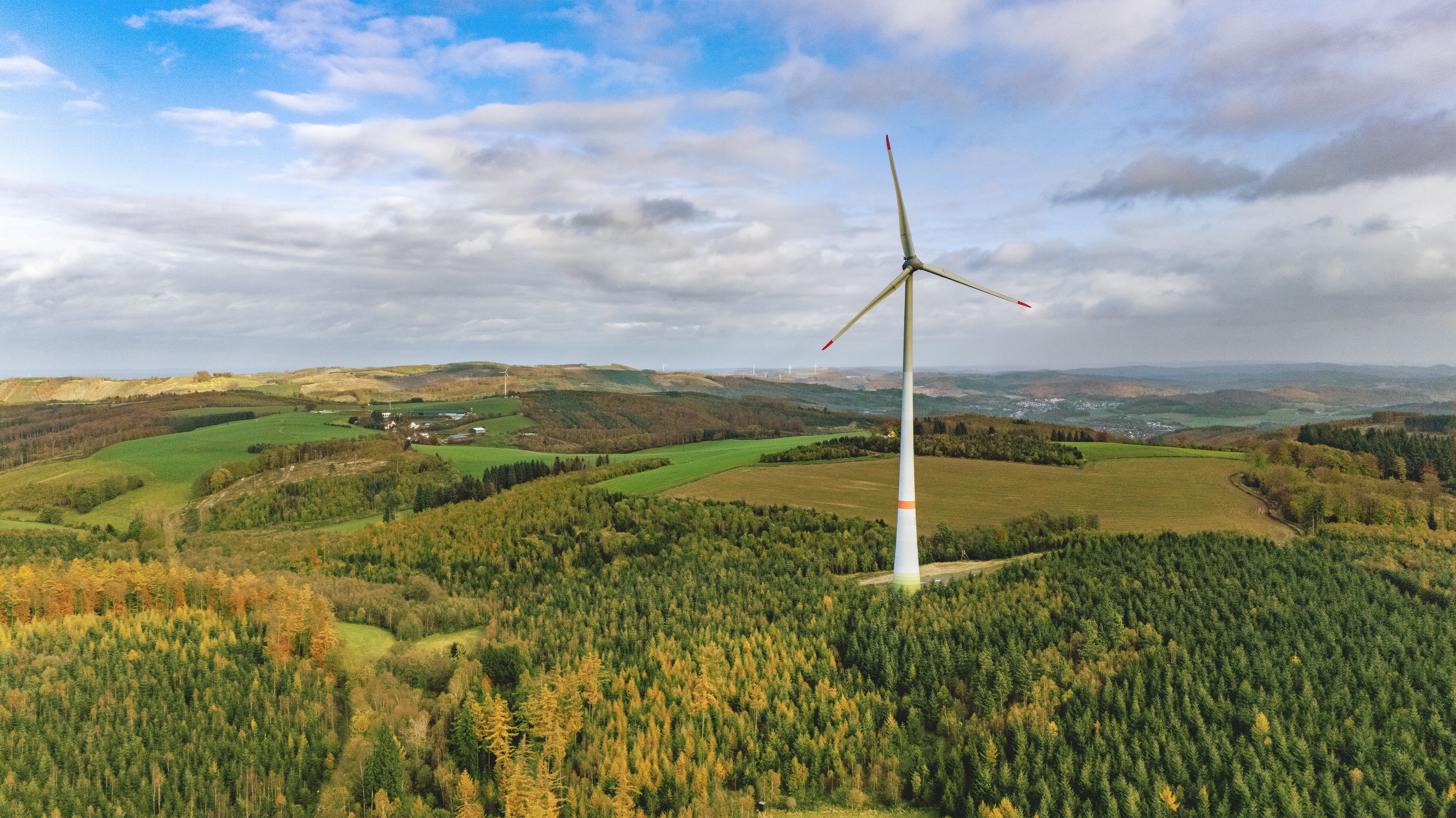 Windrad auf einem Feld