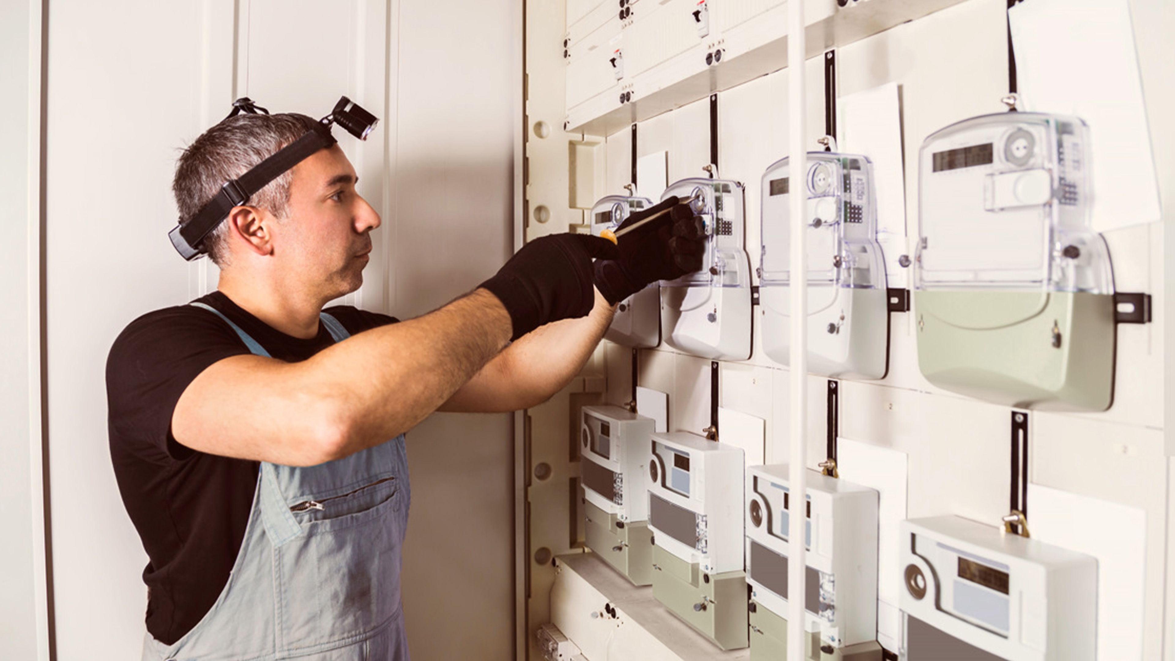 Mann checkt SmartMeter