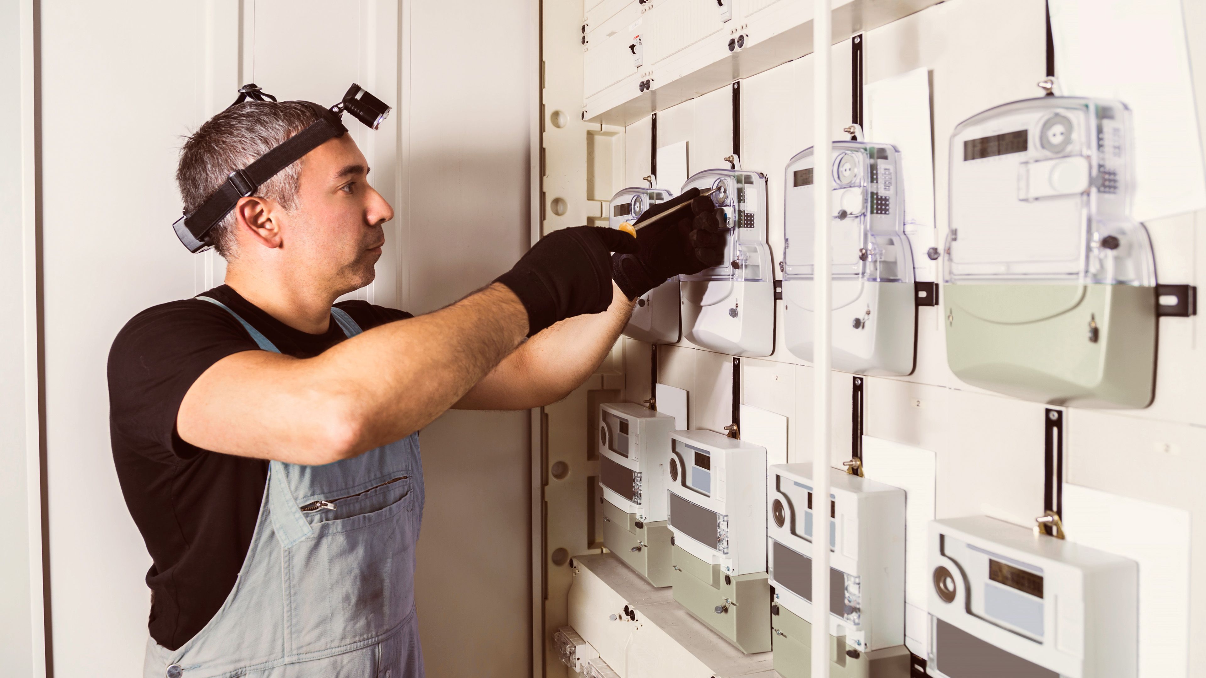 ein hauptamtlicher Stromzähler bei der Arbeit