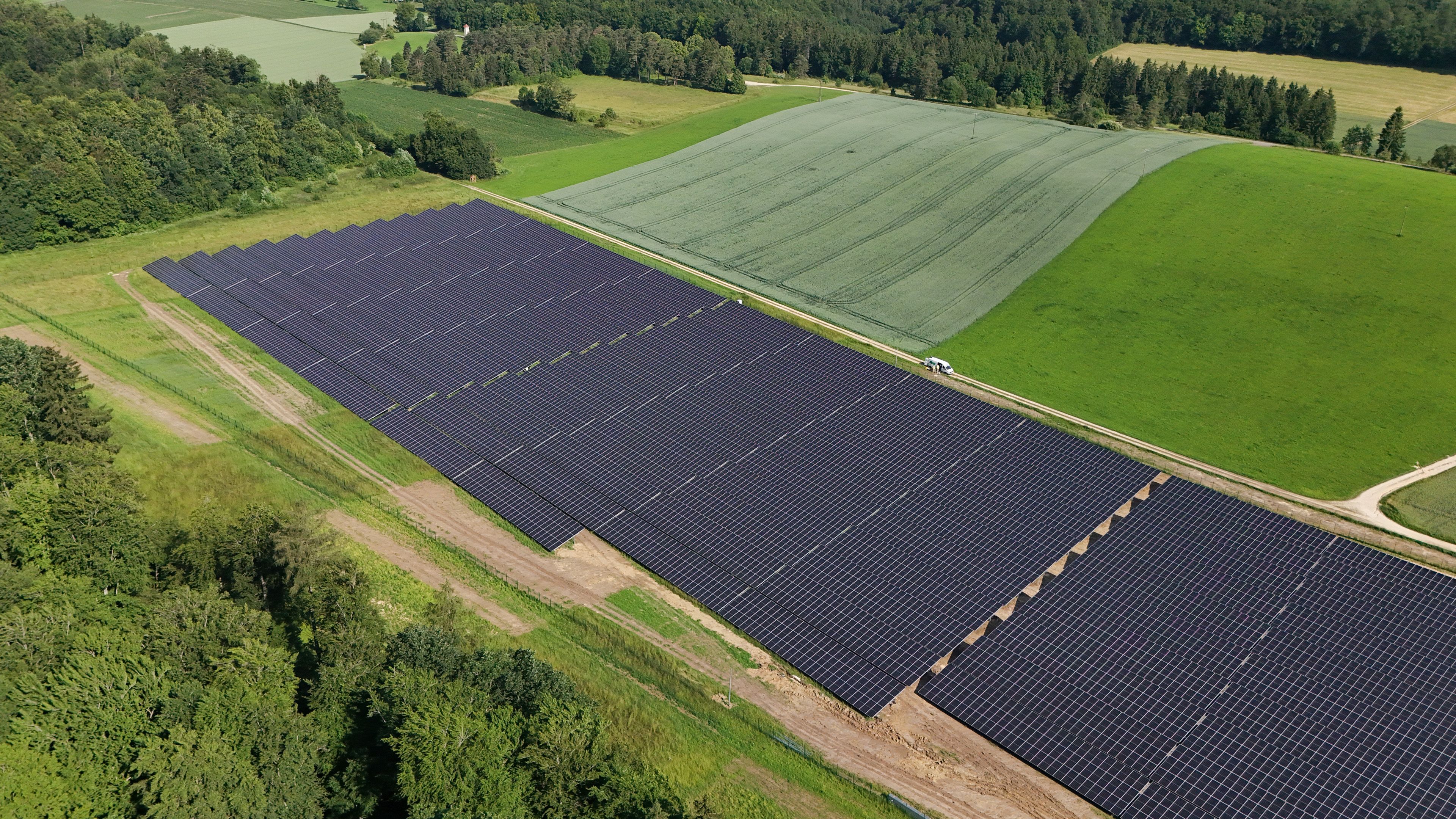 Solarpark Euskirchen von oben mit Baeumen im Hintergrund