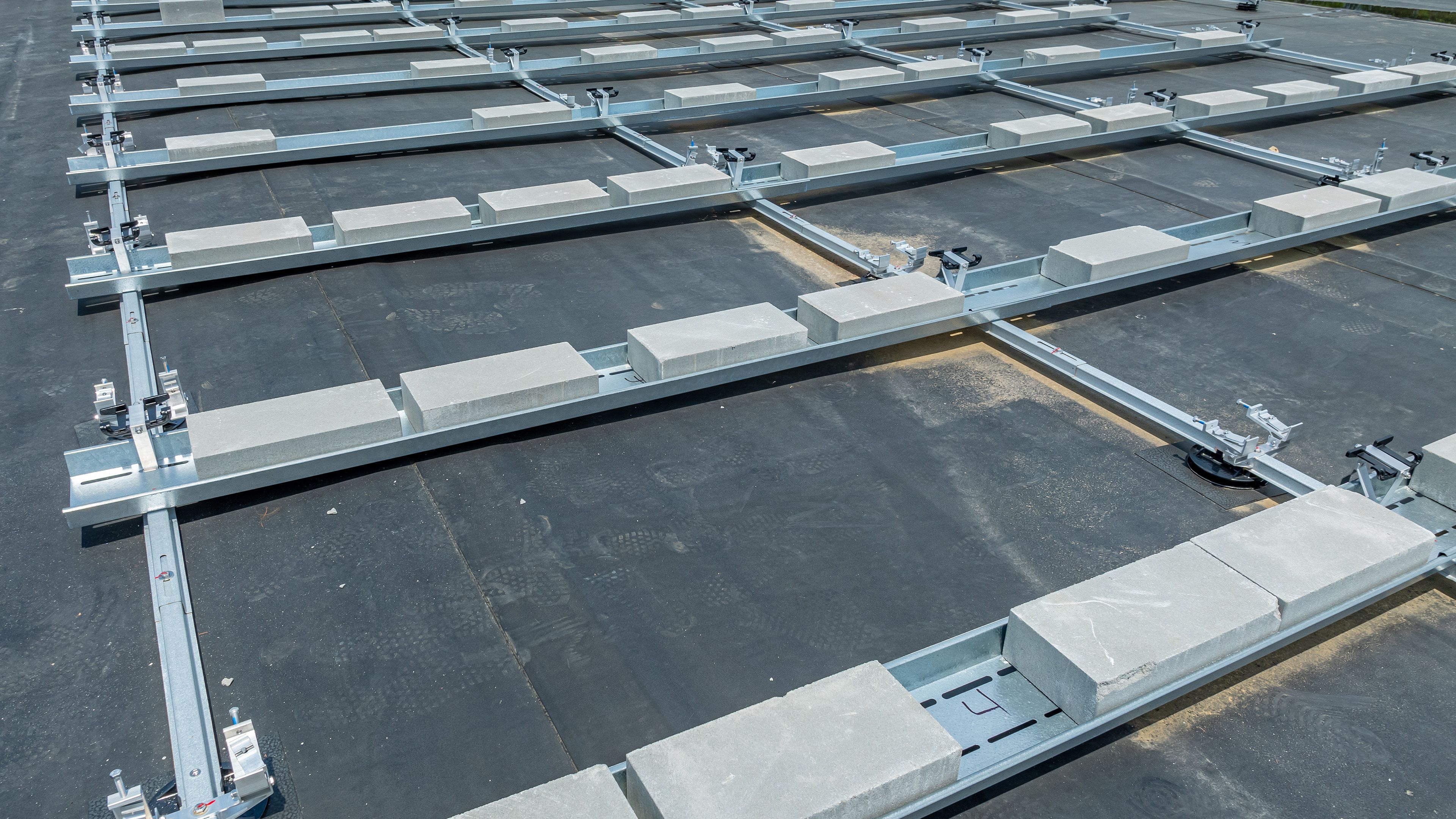 Unterkonstruktion einer Solaranlage auf einem Flachdach