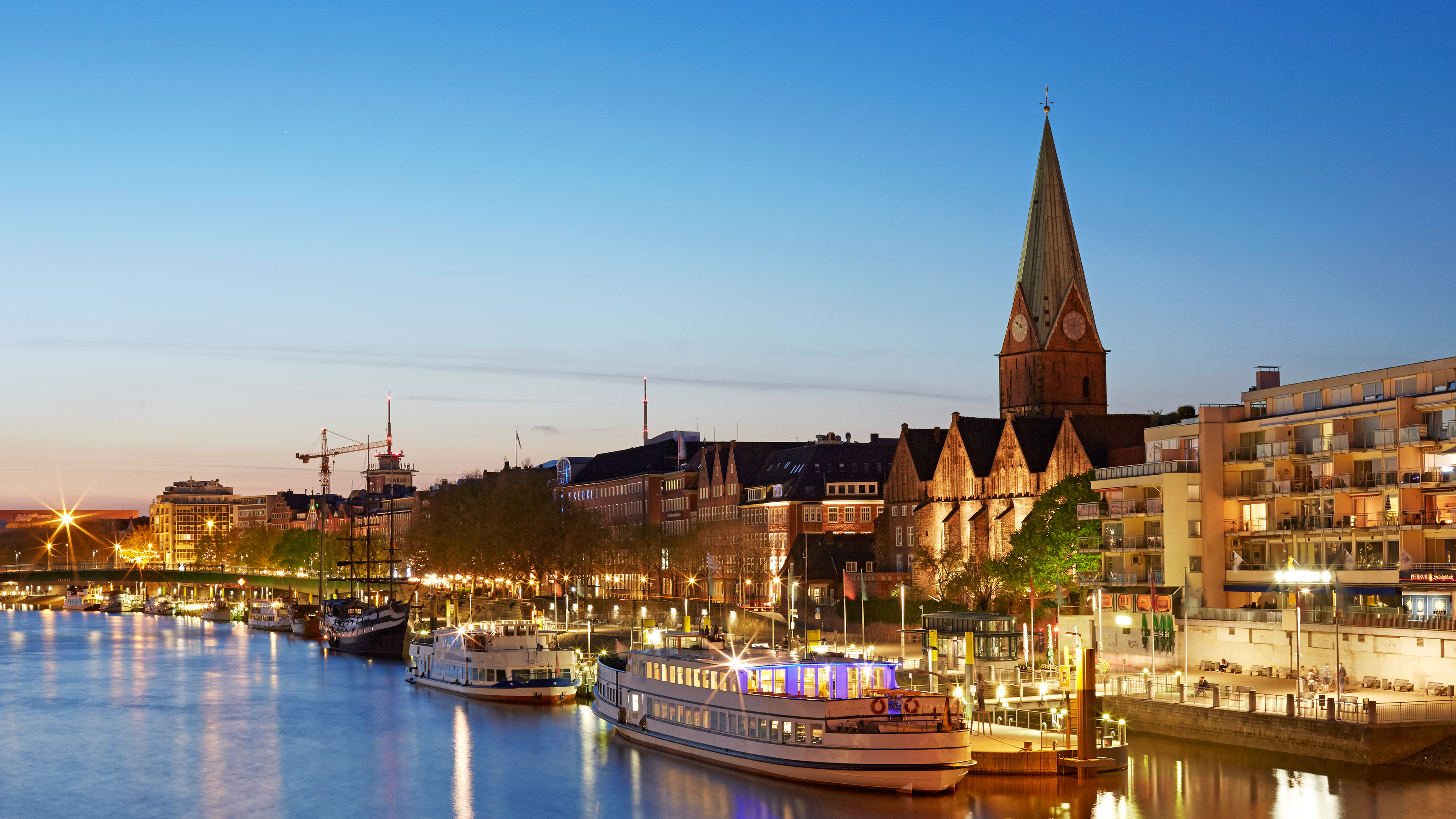 Skyline von Bremen in der Abenddaemmerung