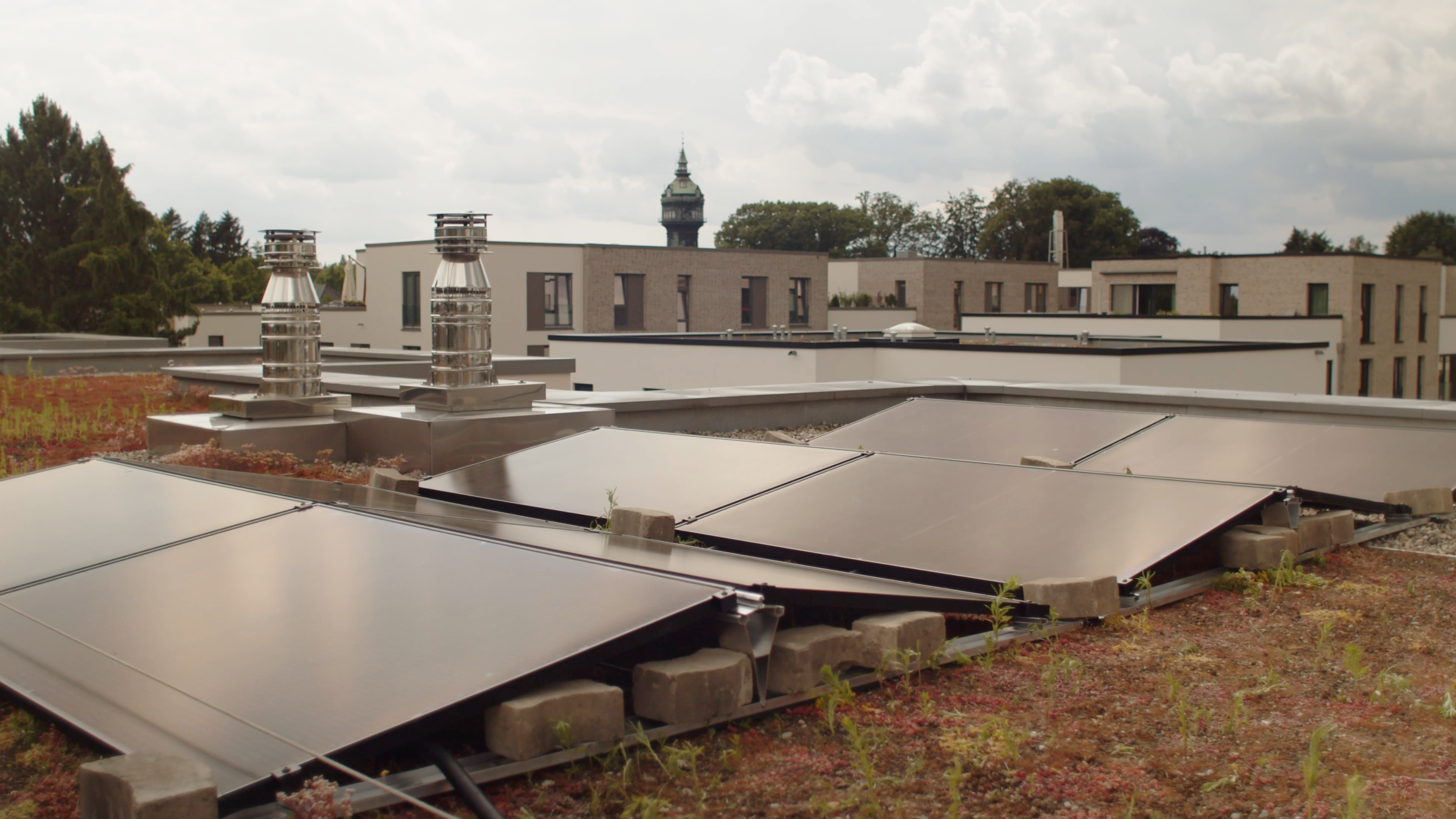 Flachdach mit Solaranlage