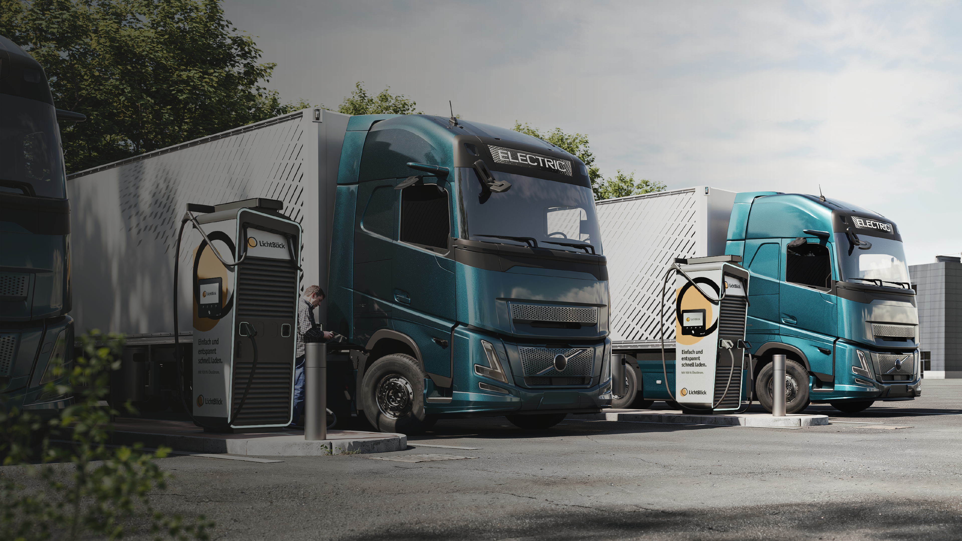 E-LKW wird an einer Ladestation von LichtBlick geladen