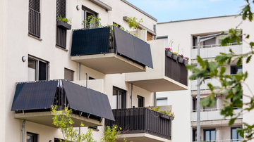 Mehrfamilienhaus mit Balkonkraftwerken