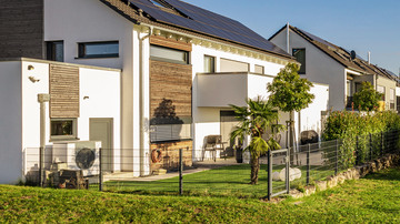 Haus mit Waermepumpe und PV Anlage