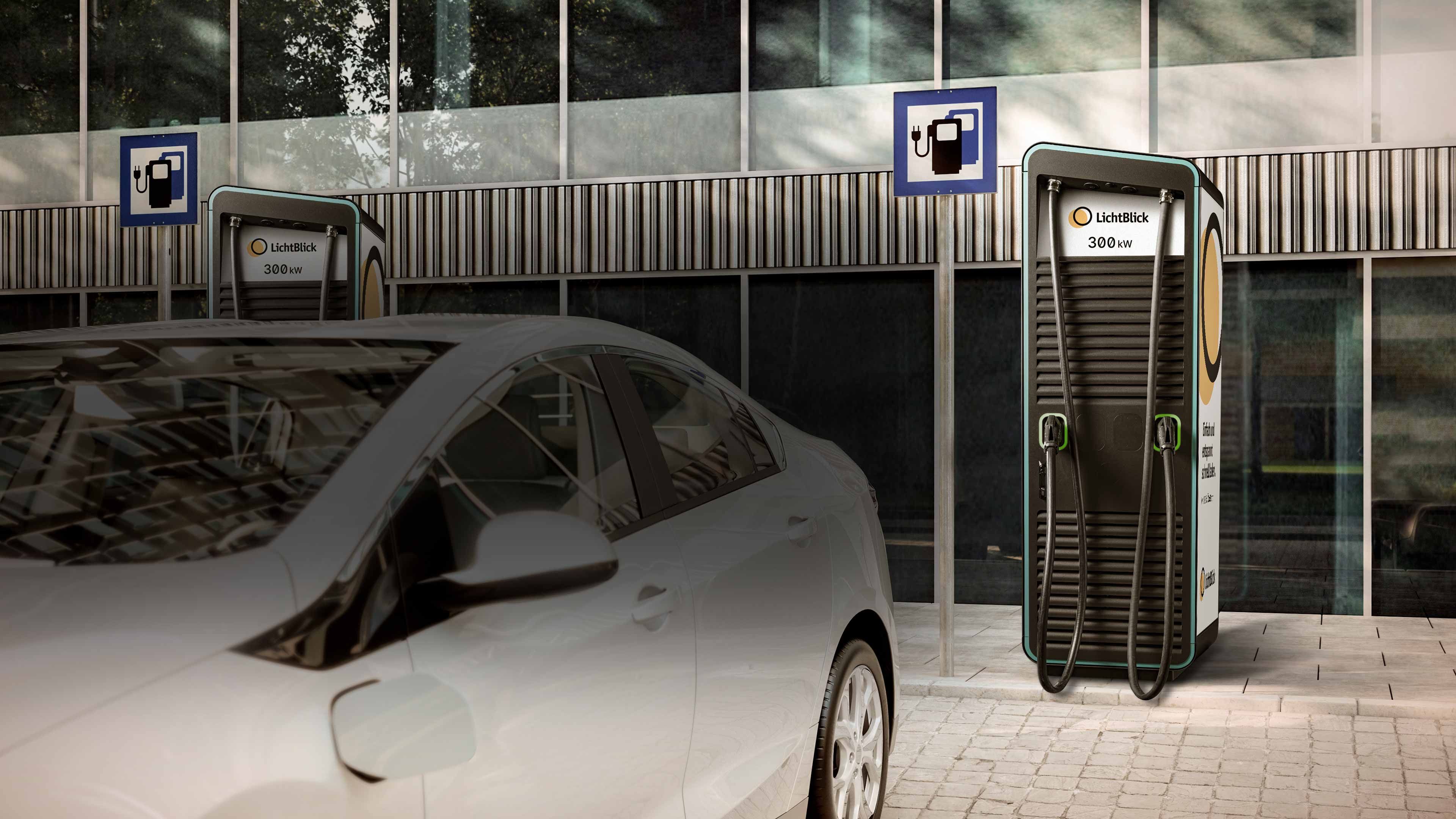 E-Auto wird an einer Hypercharger Ladestation von LichtBlick geladen