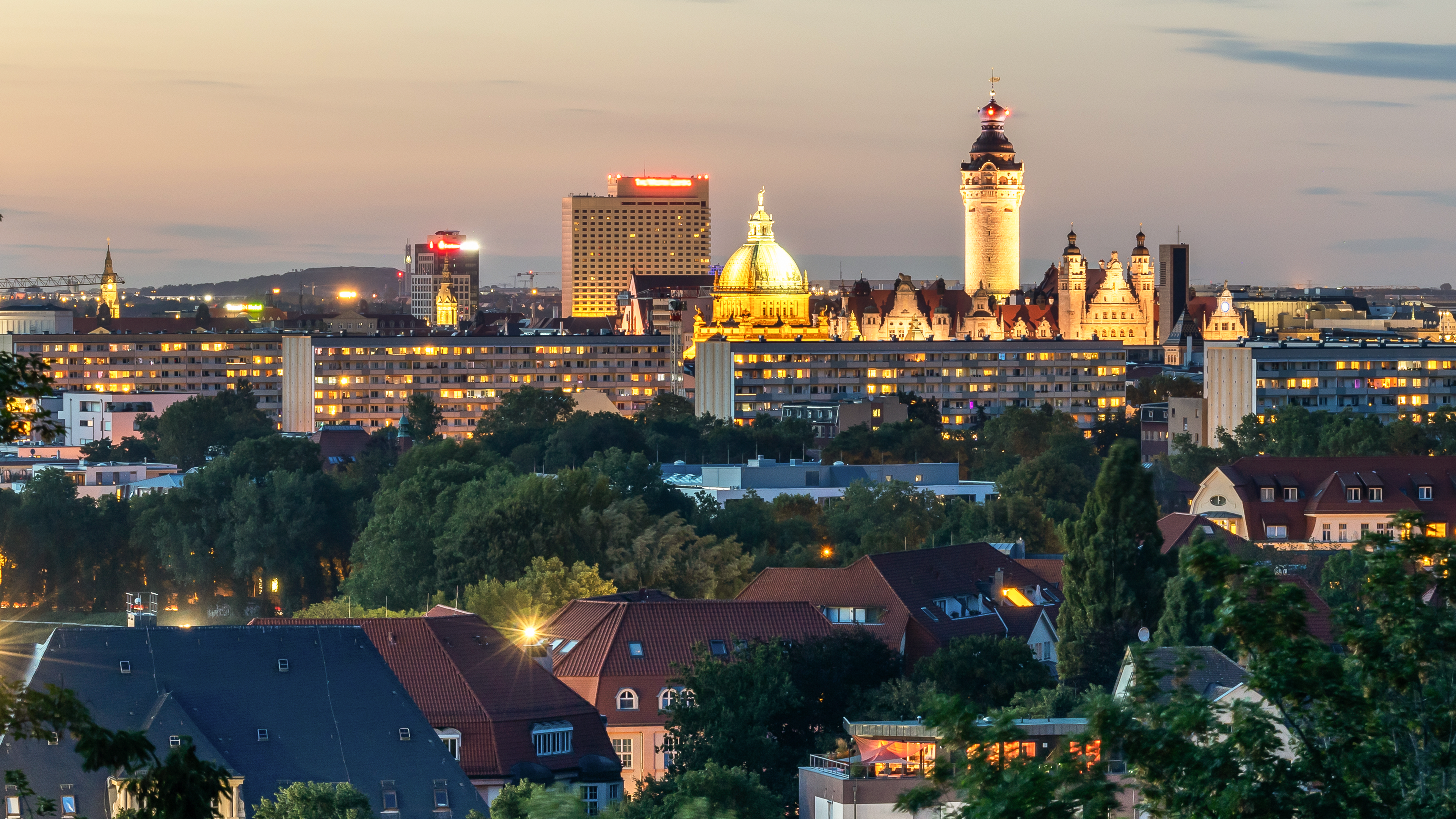 Skyline von Leipzig in der Abenddaemmerung