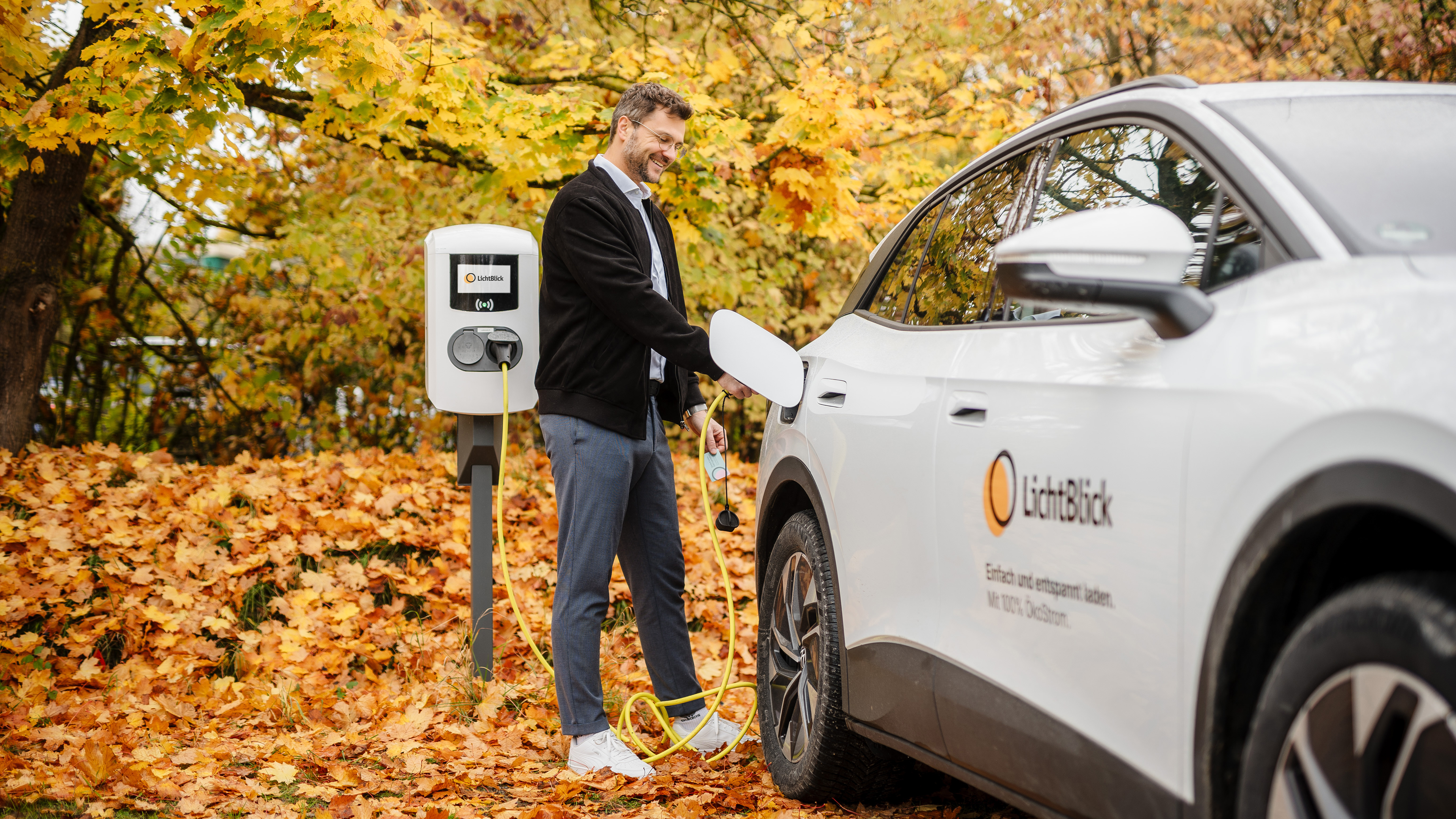E-Auto wird an einer Ladestation geladen