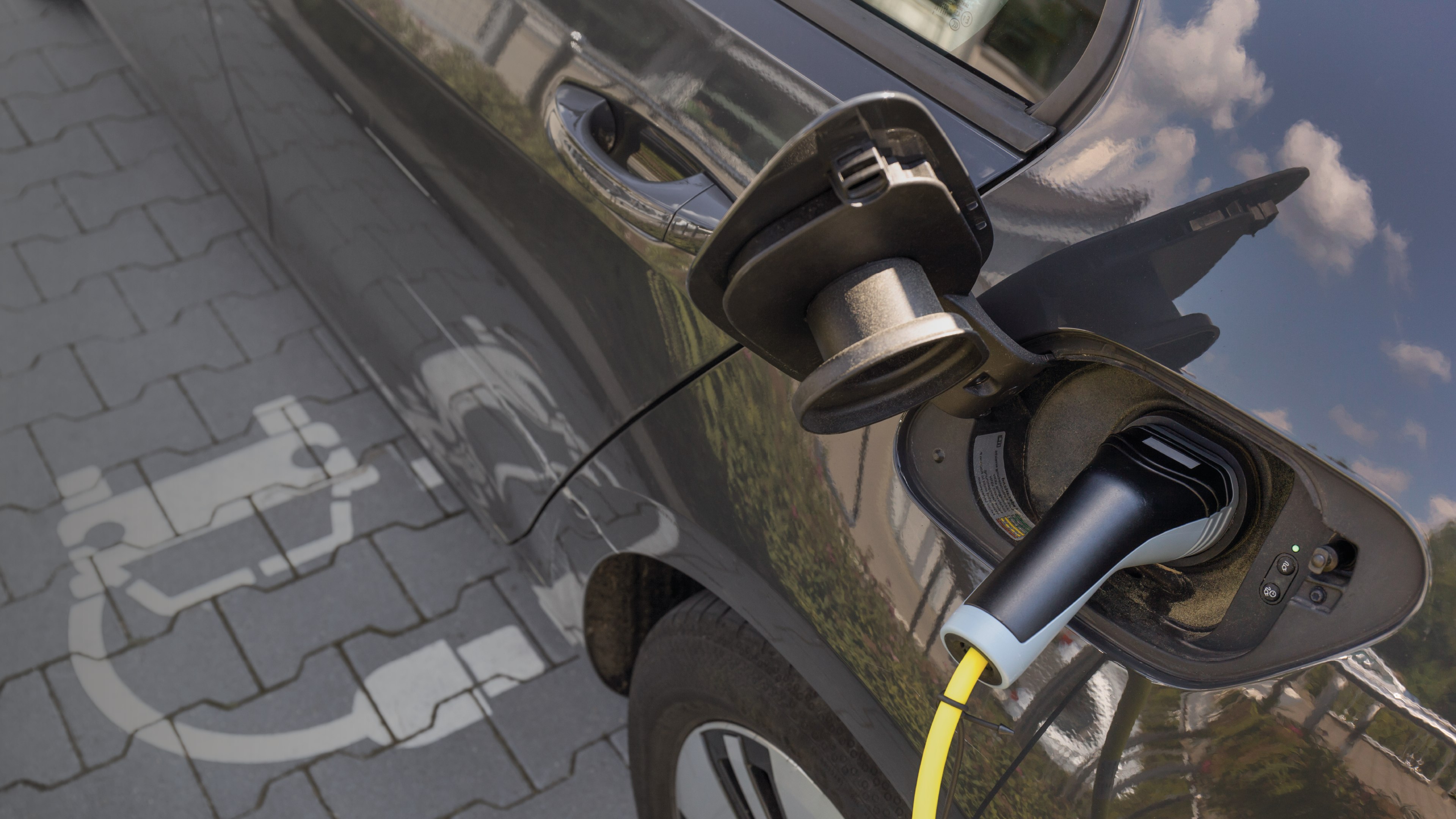 E-Auto lädt an Ladestation