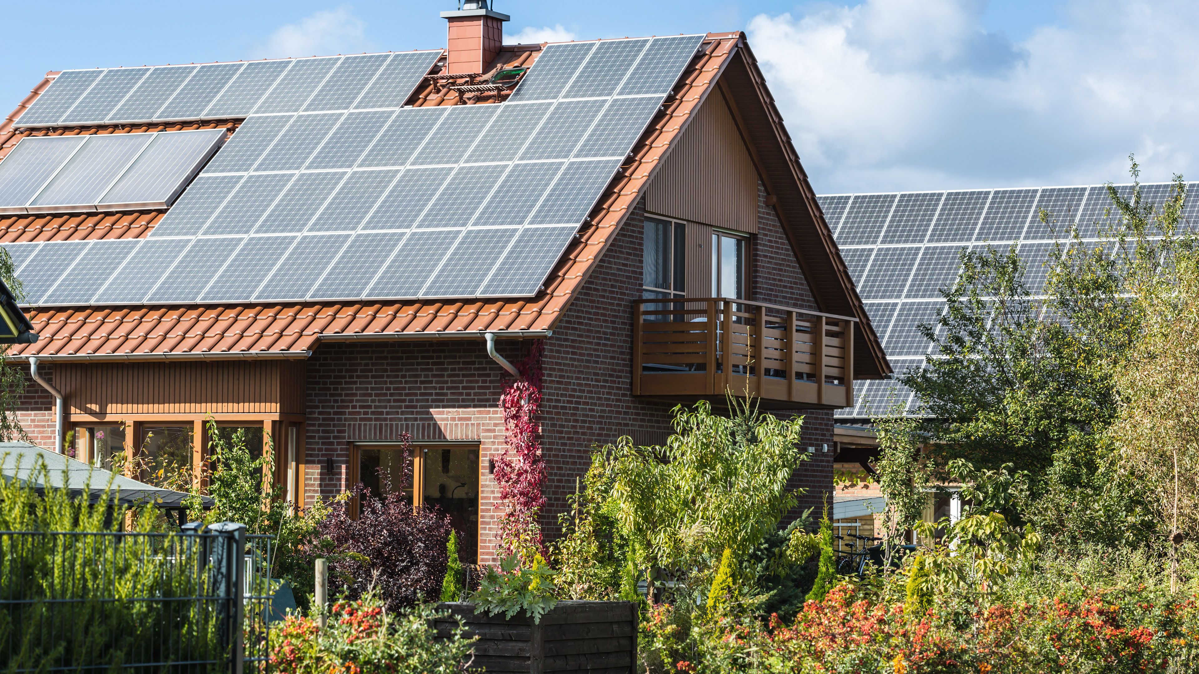 Wissen > Solar > Solaranlage Förderung > Image Häuser mit Solaranlage