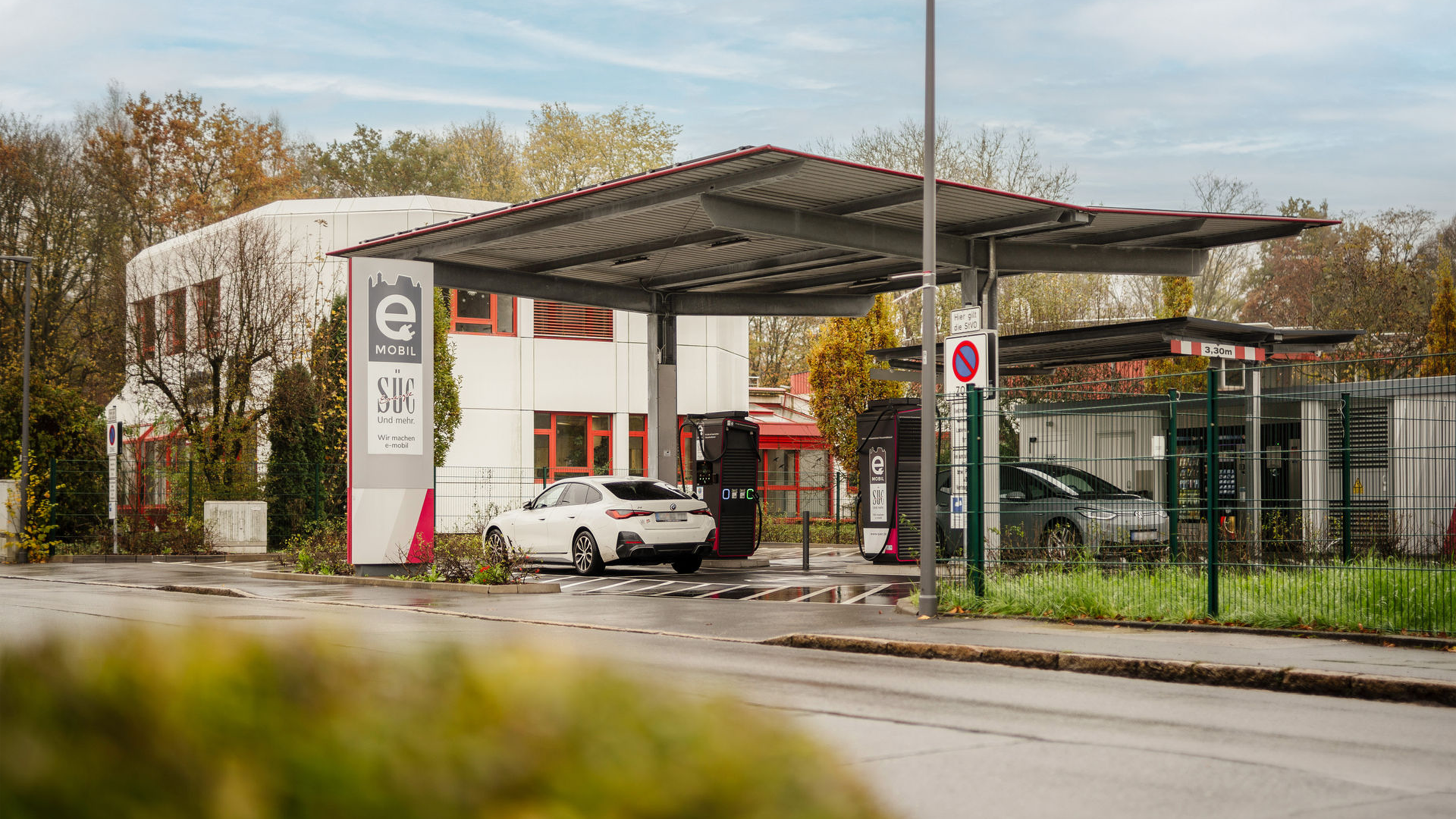 Mehrere Schnelladestationen auf dem Parkplatz eines Autohauses