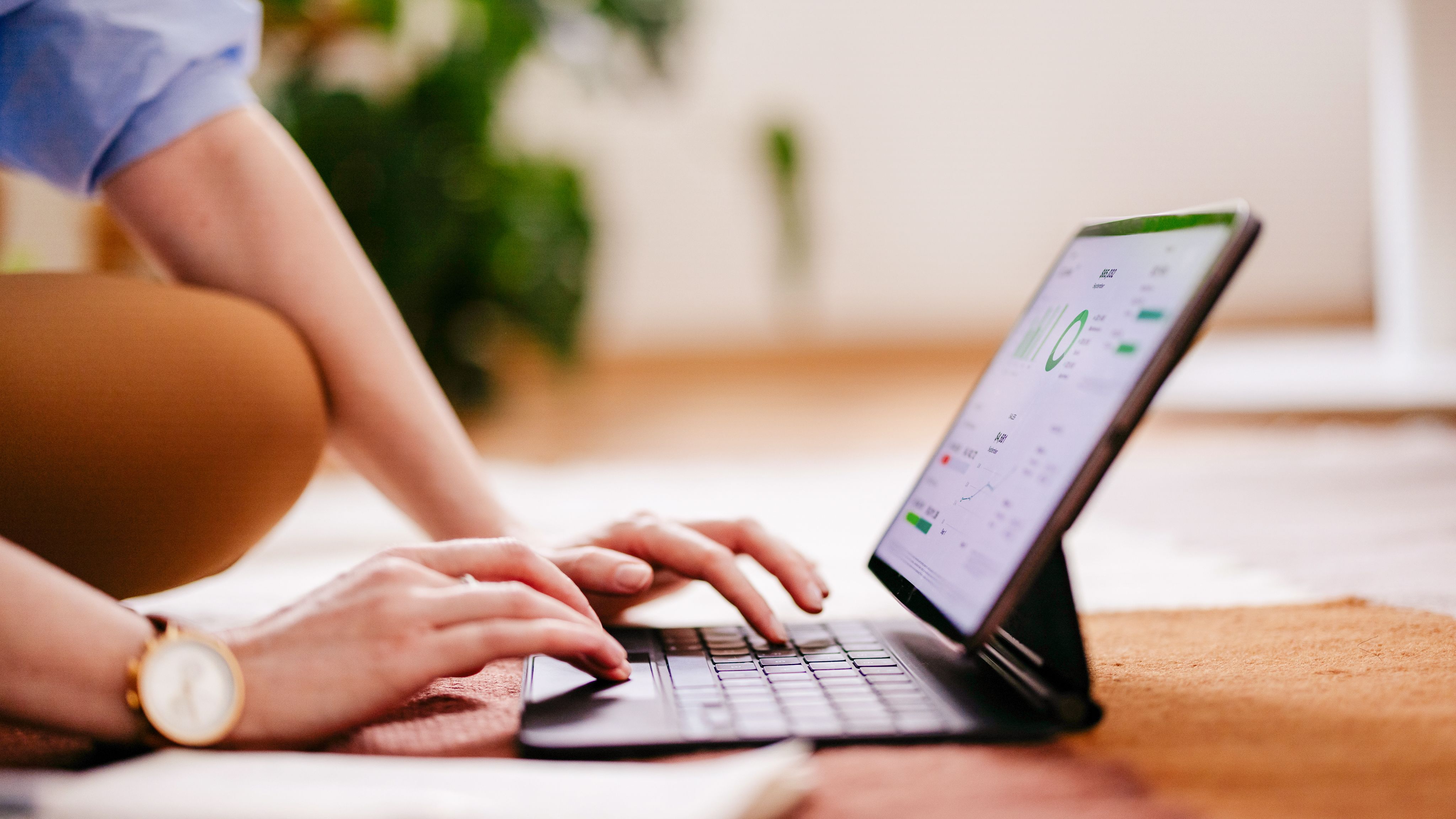 Mensch am Laptop auf dem Fussboden