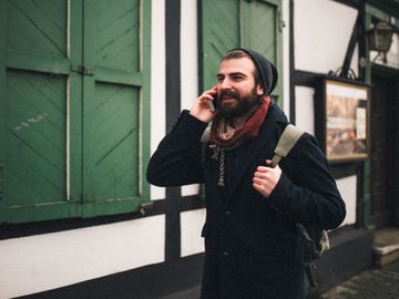 Zwei Frauen lesen ein Buch auf dem Sofa