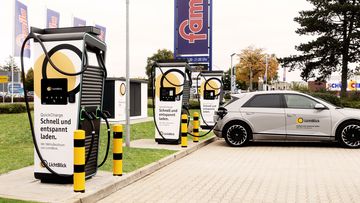 Parkplatz famila mit LichtBlick Schnellladestationen