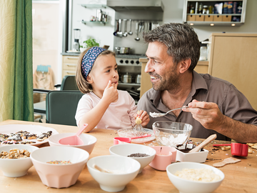 Zwei Frauen lesen ein Buch auf dem Sofa