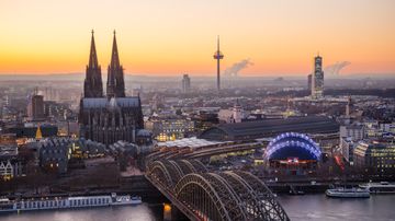 Skyline von Koeln in der Abenddaemmerung