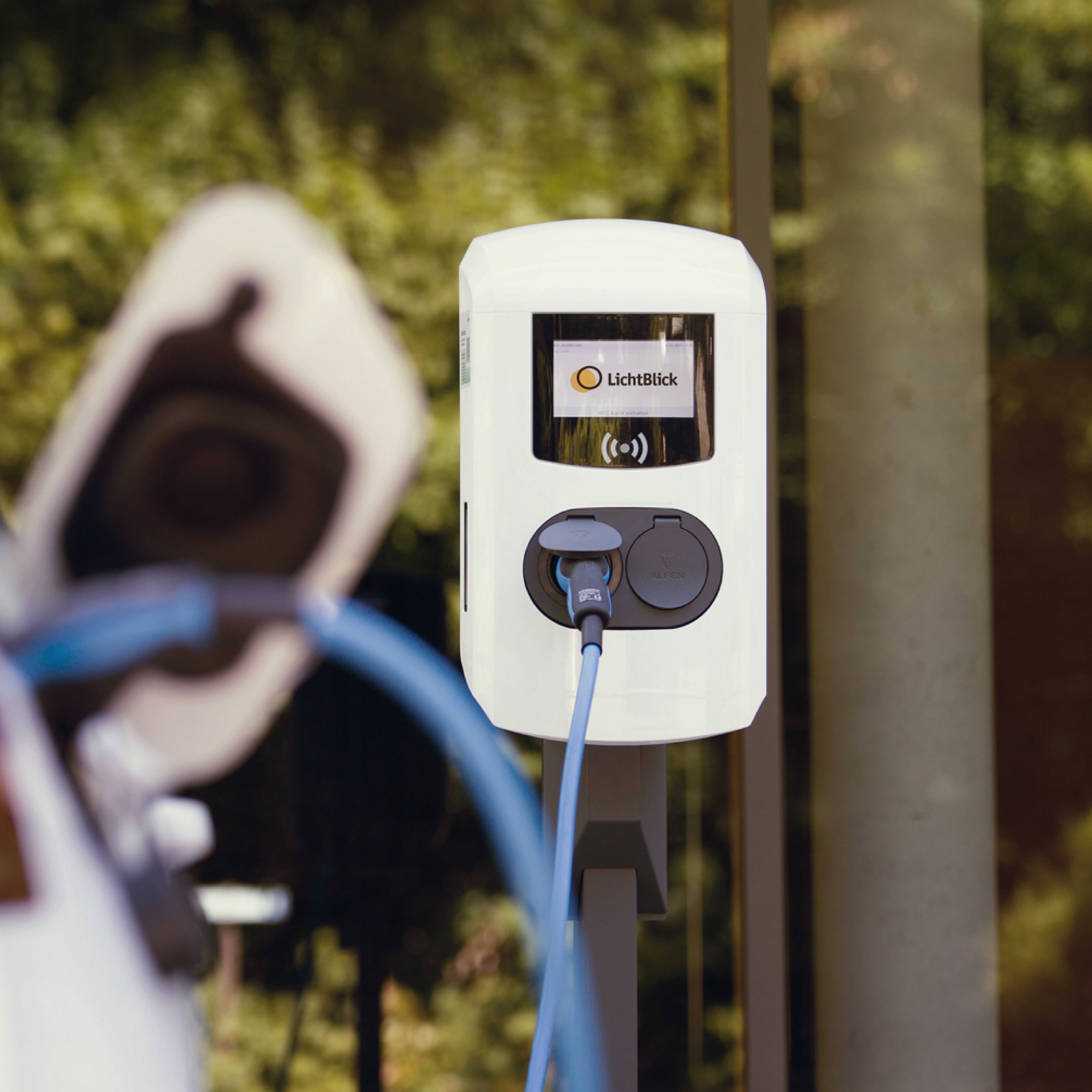 Auto laedt an Ladestation