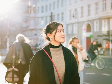 Zwei Frauen begruessen sich bei den Landungsbruecken in Hamburg