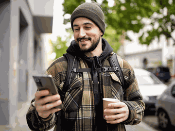 Zwei Frauen begruessen sich bei den Landungsbruecken in Hamburg