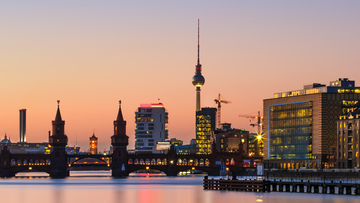 Skyline von Berlin in Abenddaemmerung
