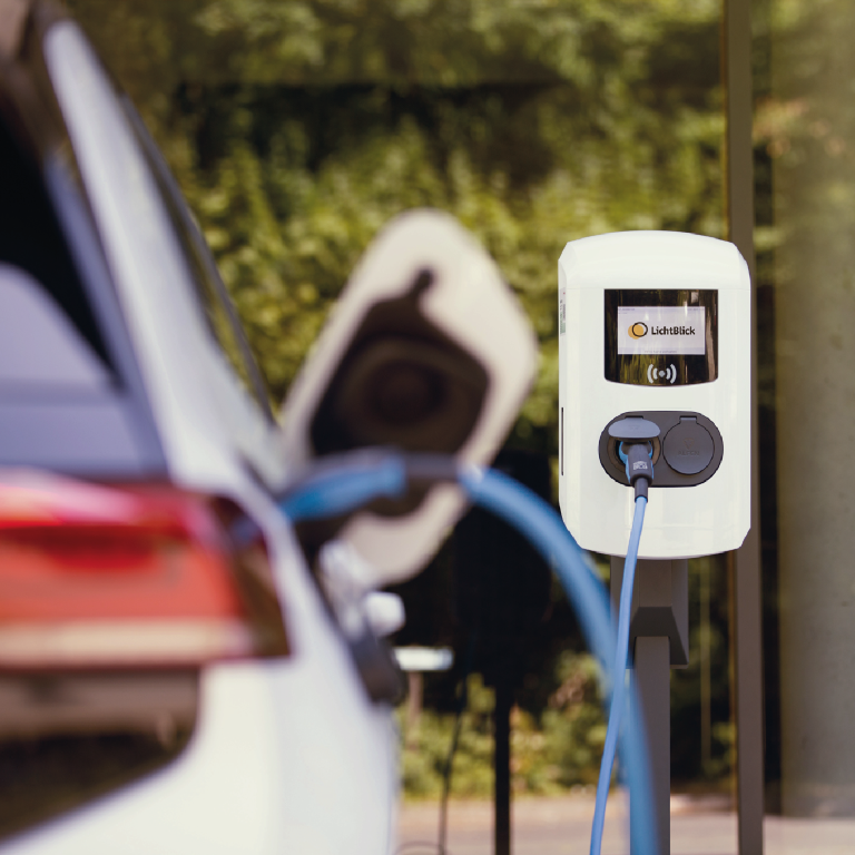 E-Auto laedt an Ladepunkt