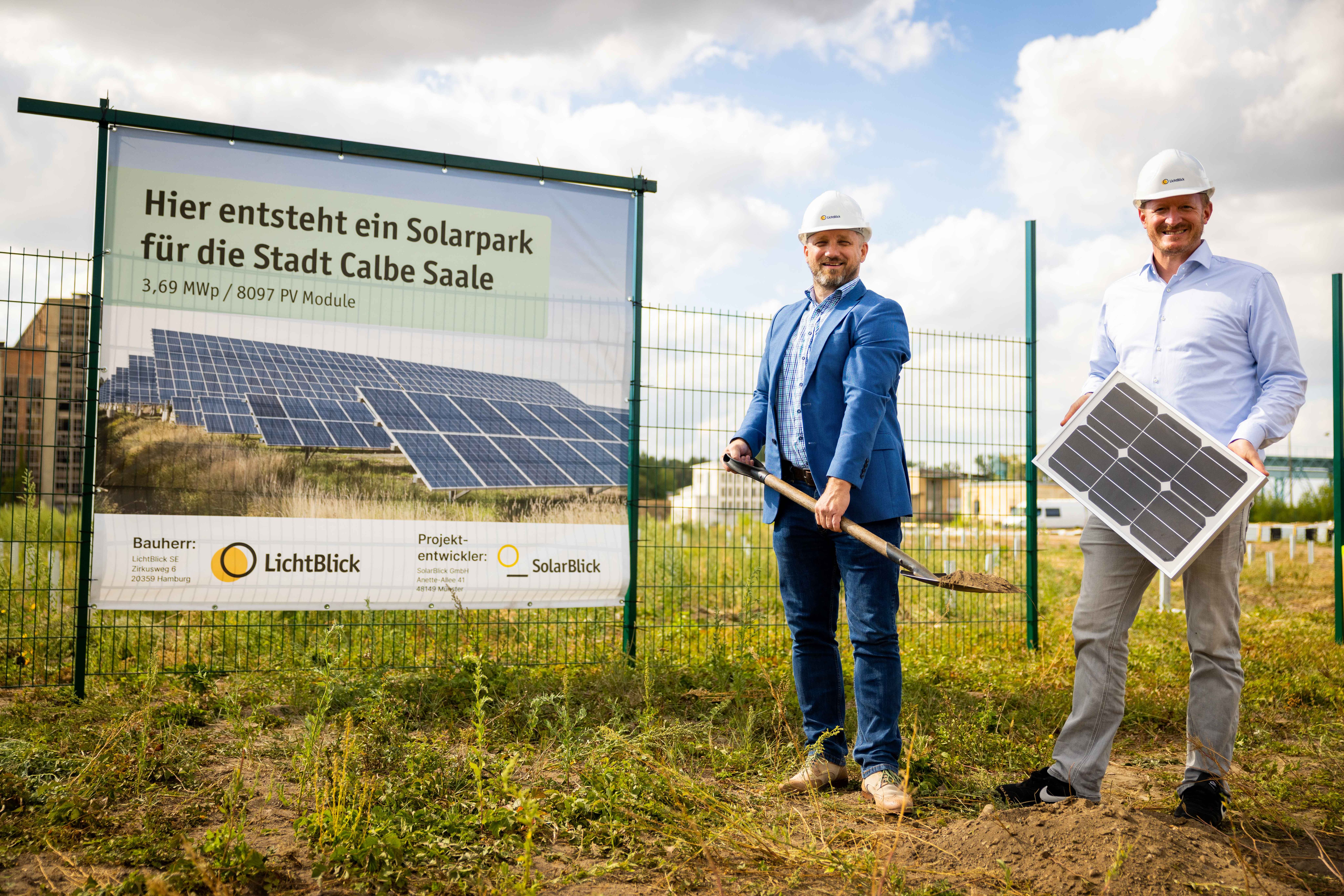 Calbes Bürgermeister Sven Hause beim Spatenstich mit LichtBlick COO Dr. Enno Wolf.