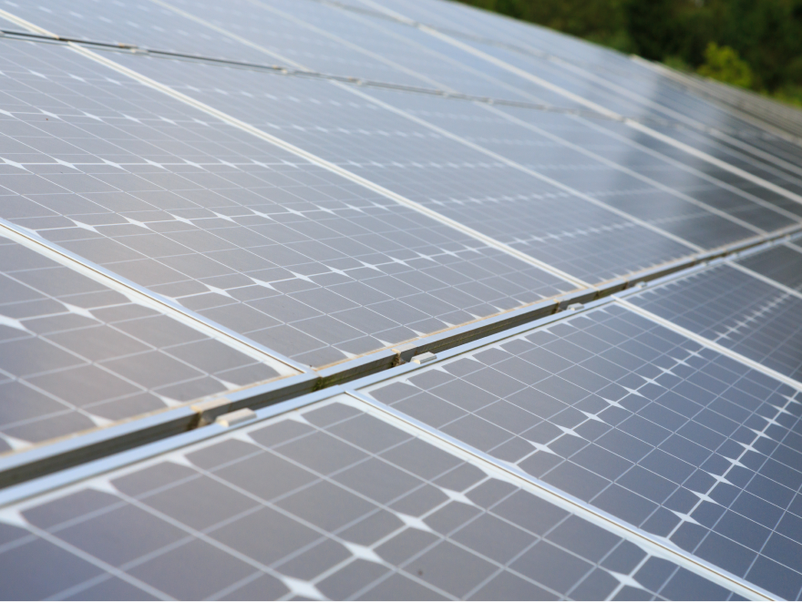 Nahaufnahme eines Solardachs mit Solarmodulen aus monokristallinen Solarzellen.