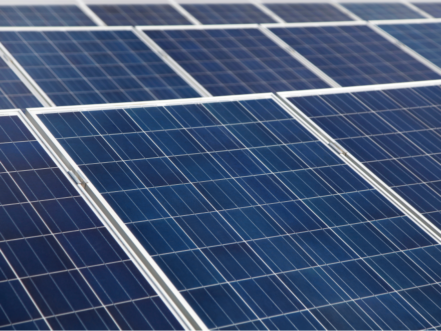 Nahaufnahme einer Solaranlage mit Solarmodulen aus polykristallinen Solarzellen.