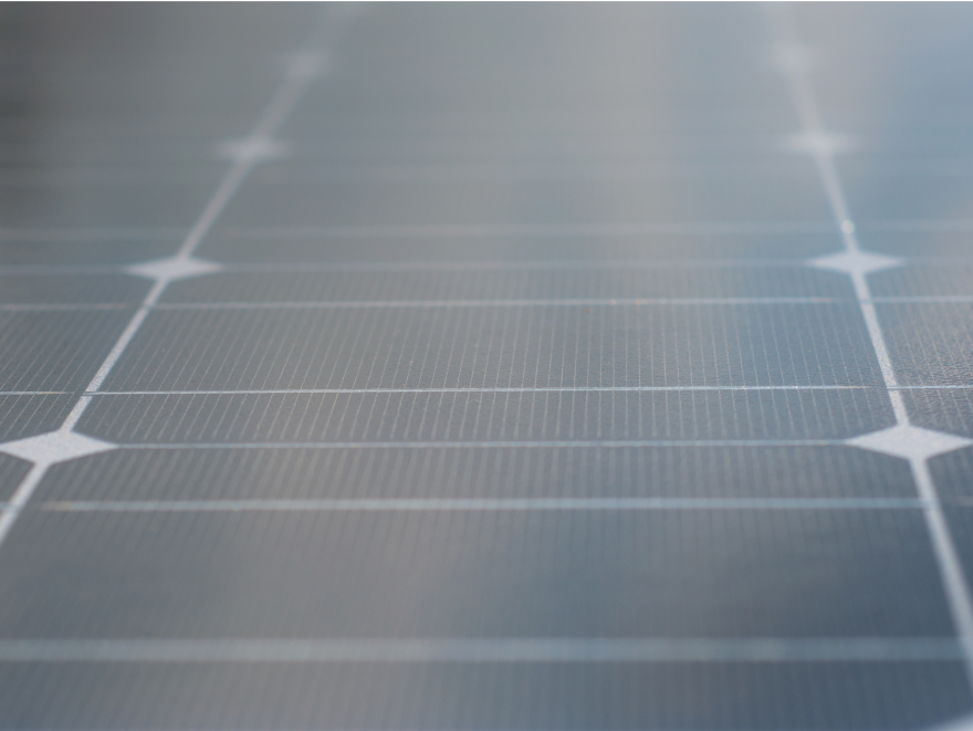 Nahaufnahme von PERC-Solarzellen mit zusätzlicher Reflexionsschicht auf der Rückseite.