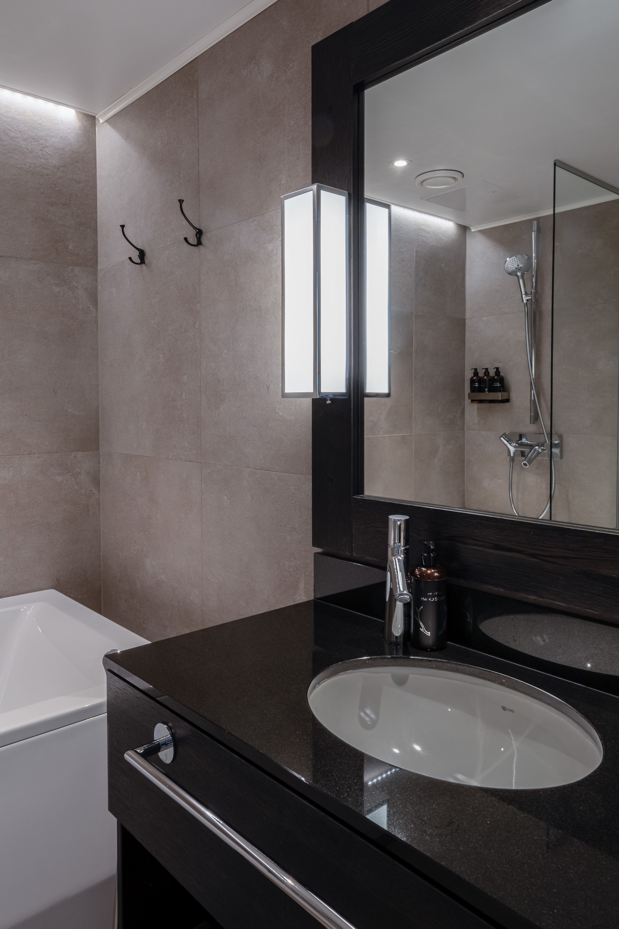 Lapland Hotels Kuopio Lapland Junior Suite bathroom