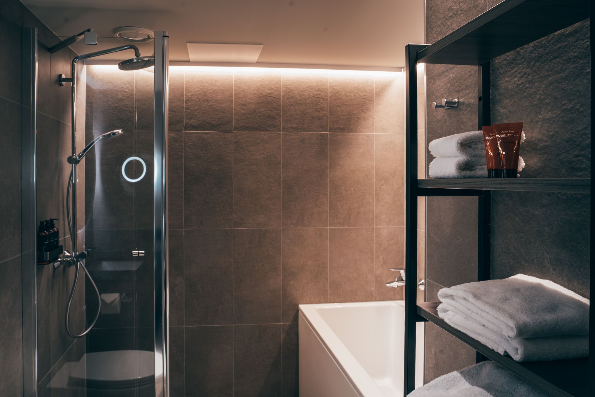 Lapland Hotels Tampere Northern De Luxe king bathroom