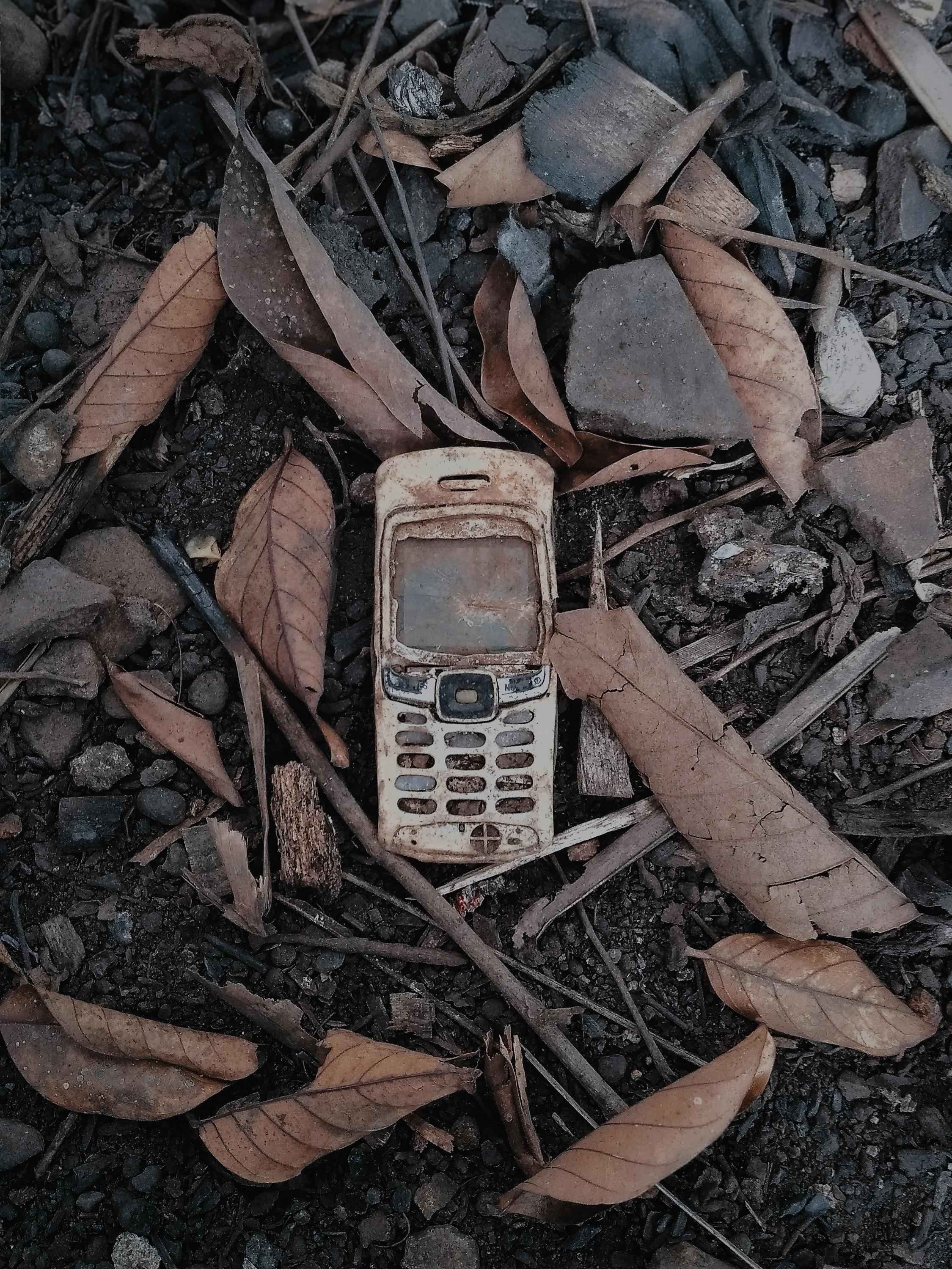 téléphone vieux et rouillé