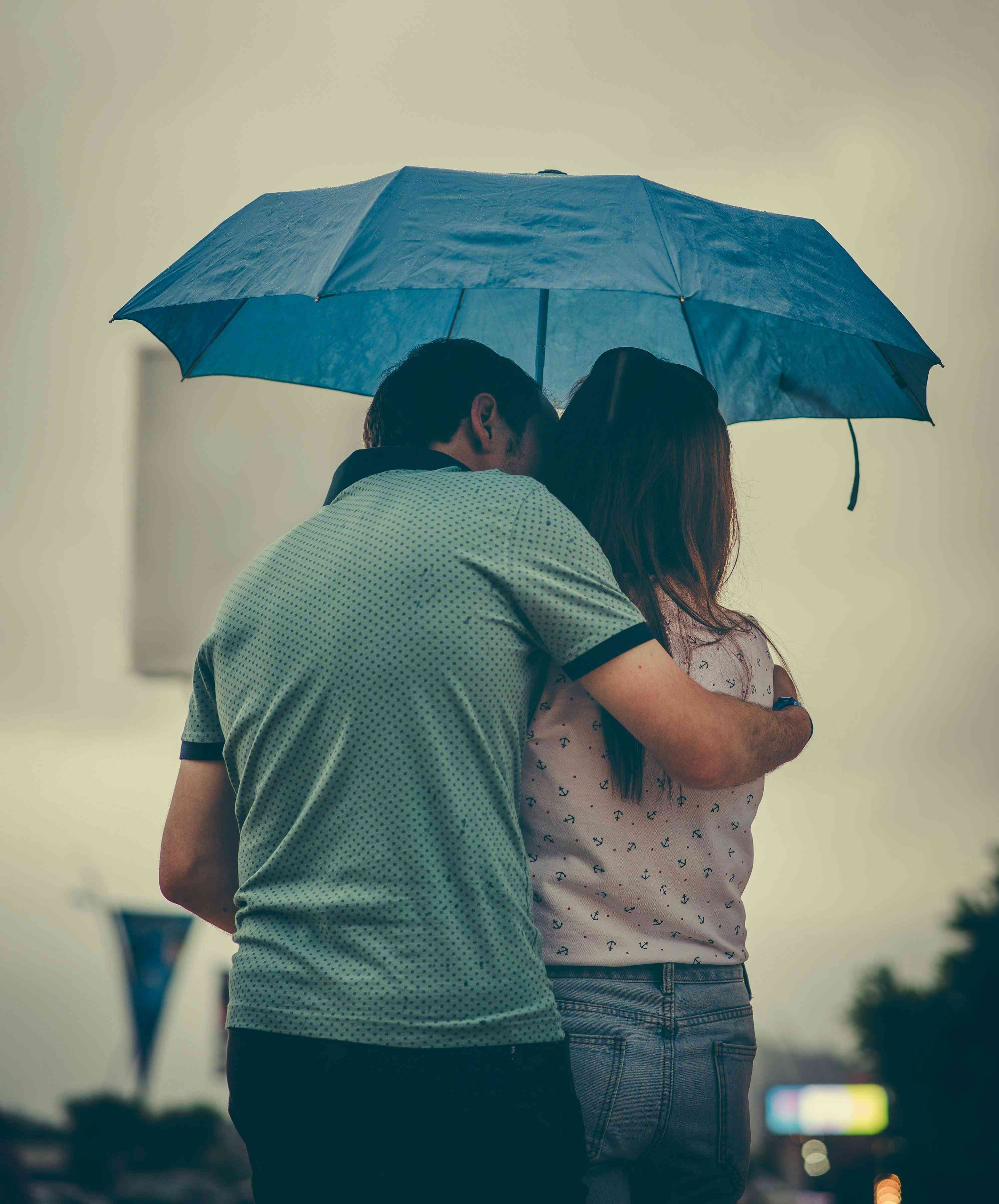 couple sous un parapluie