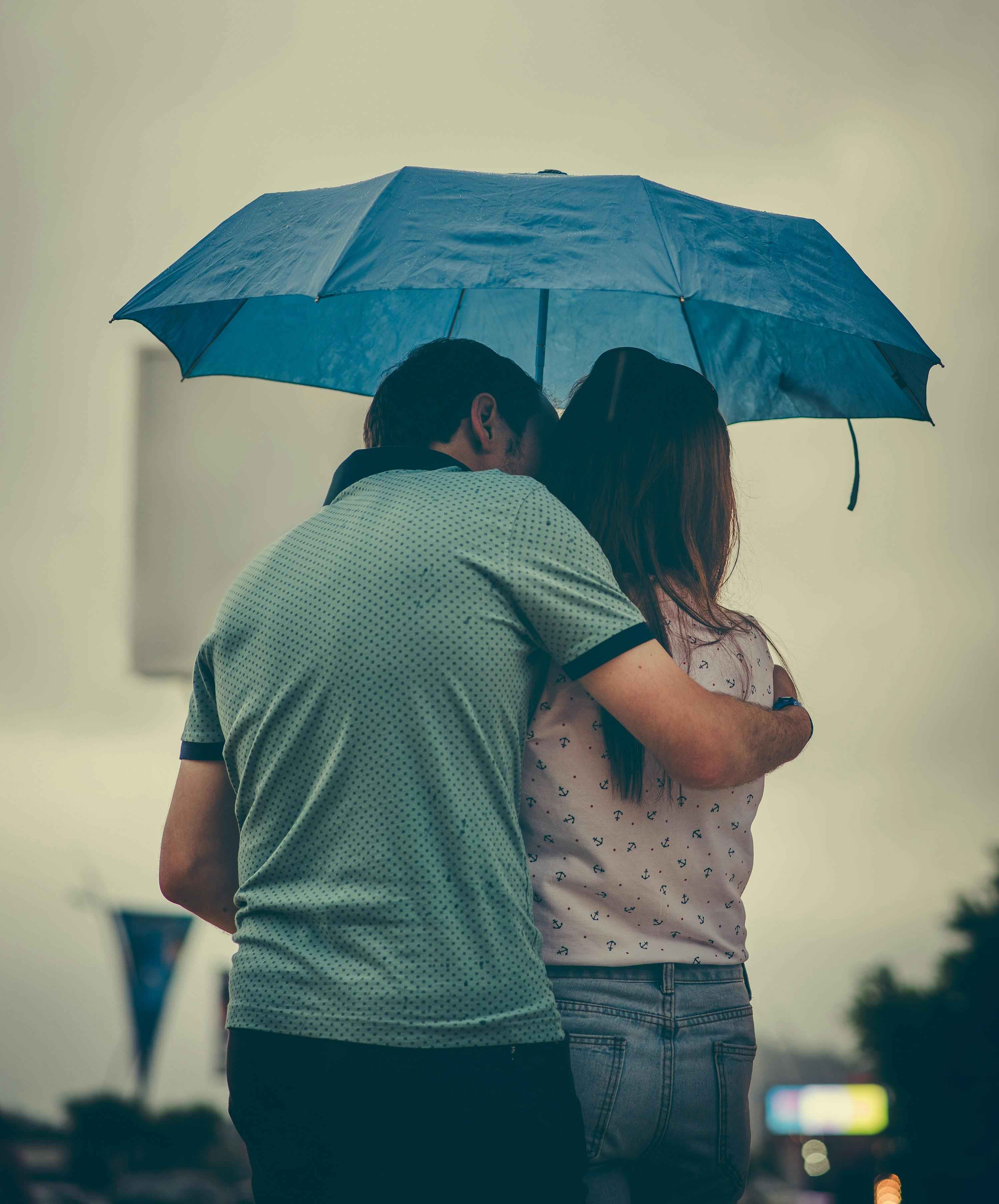 couple sous un parapluie